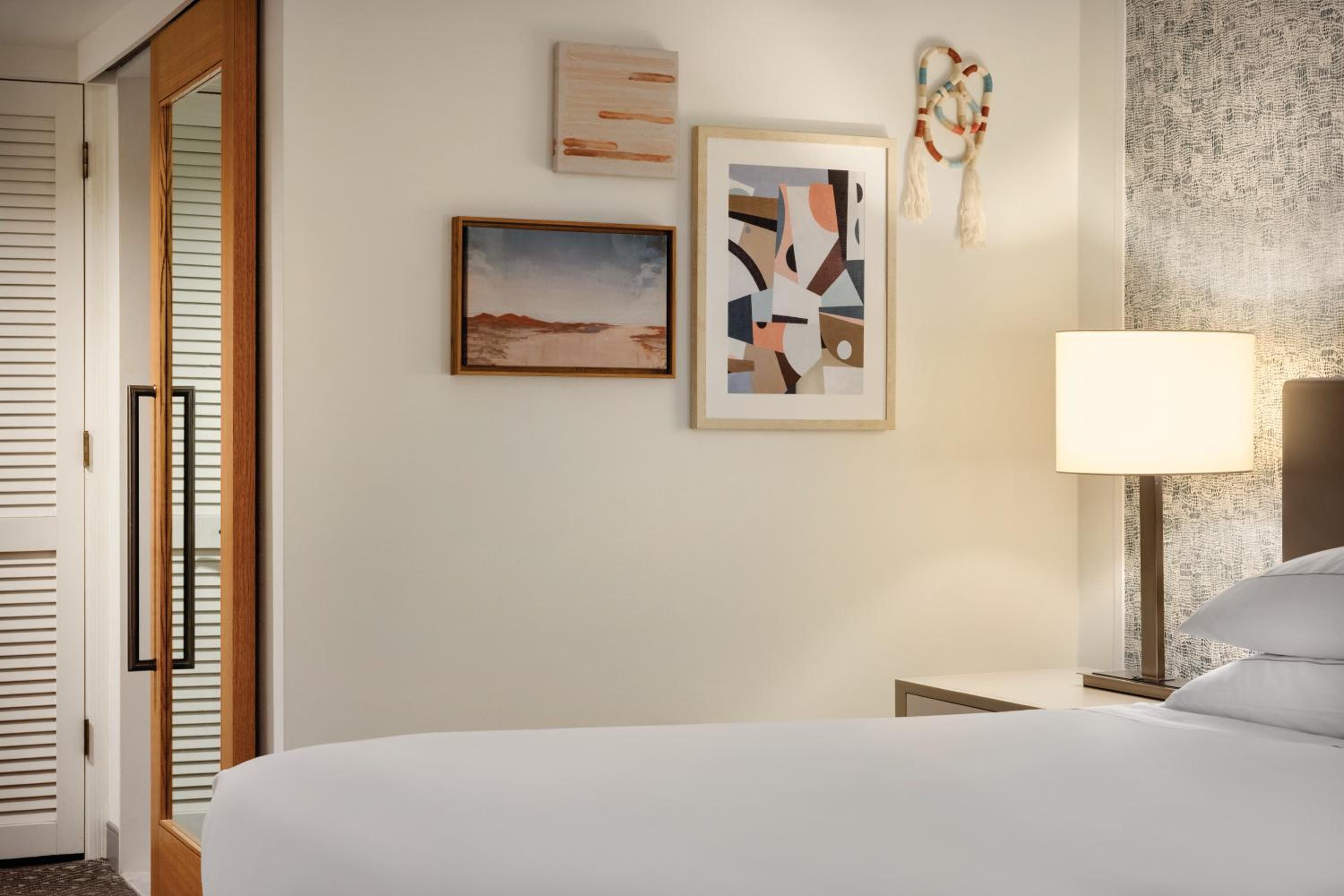 Premium King Room - Photo 3
