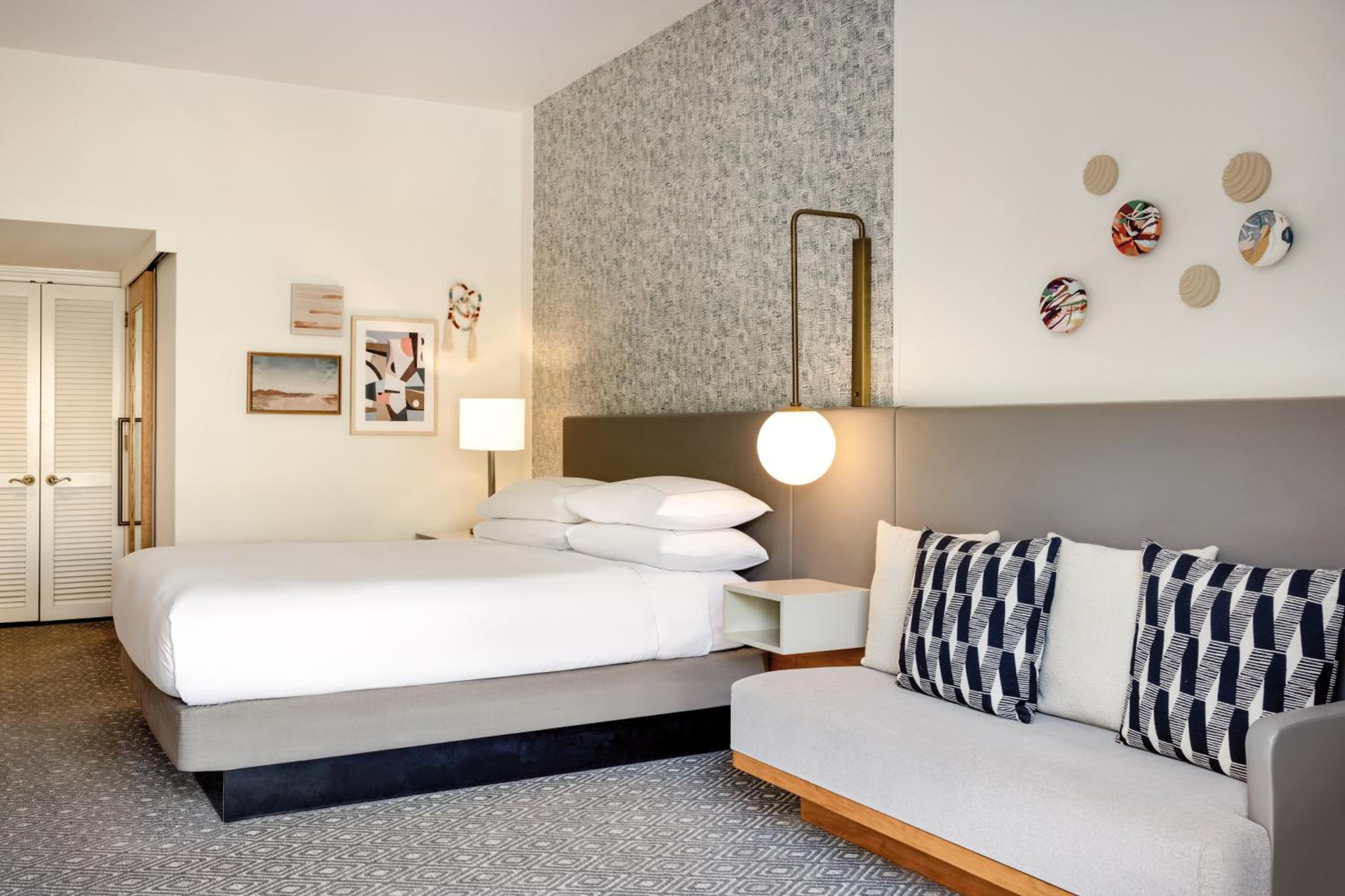 Premium King Room - Photo 5