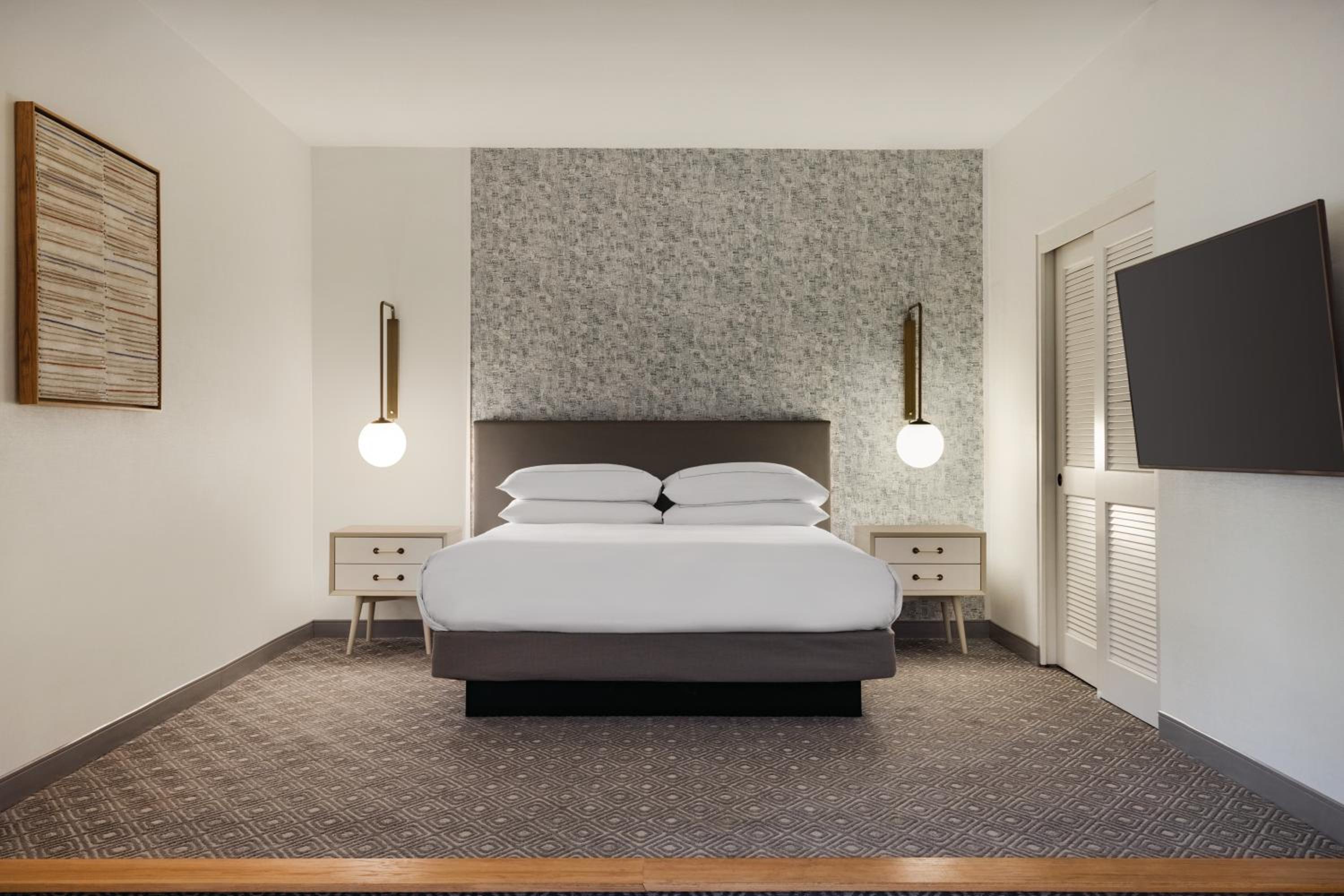 Premium King Room - Photo 4