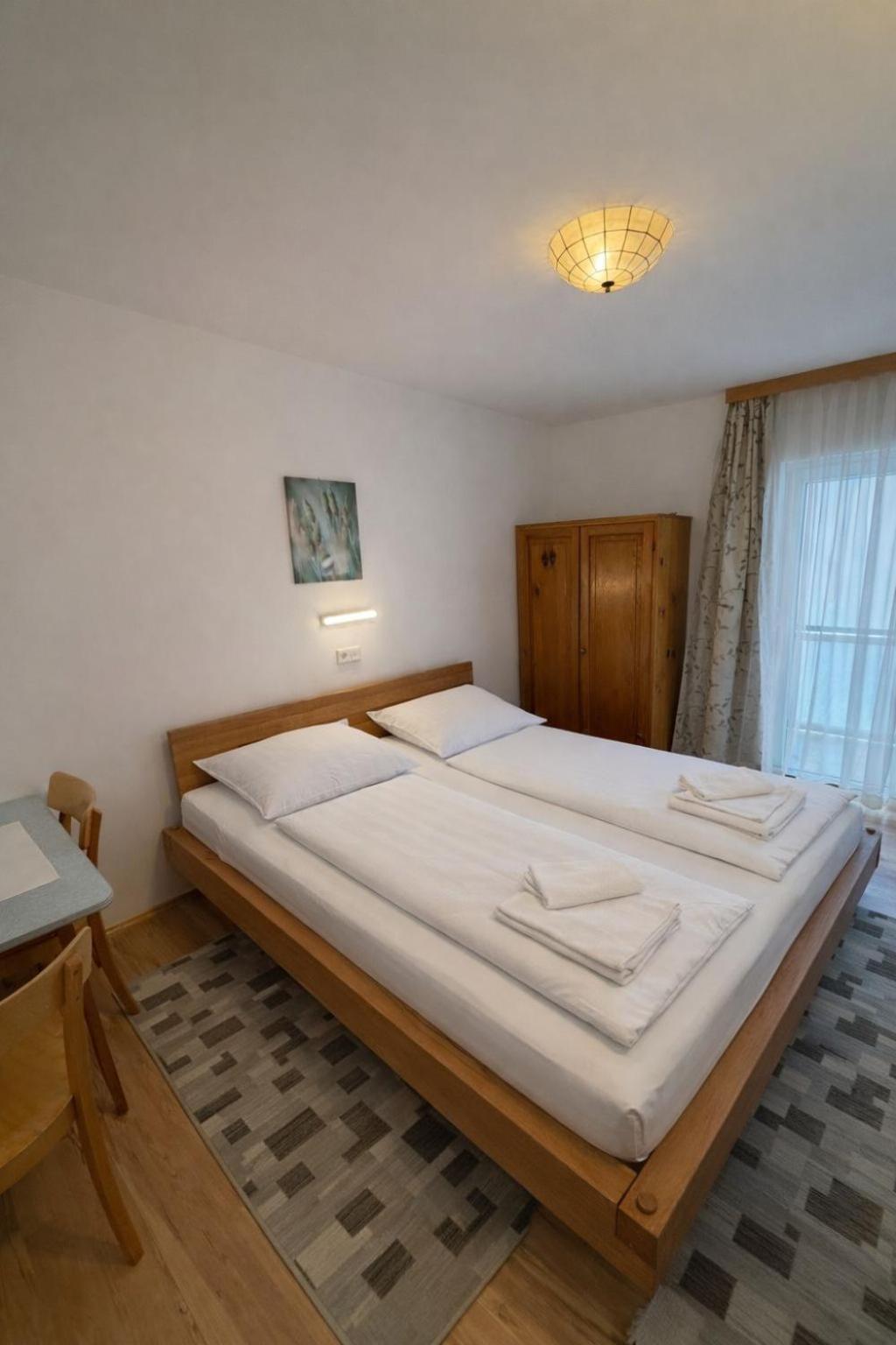 Double Room with Shared Bathroom photo 2
