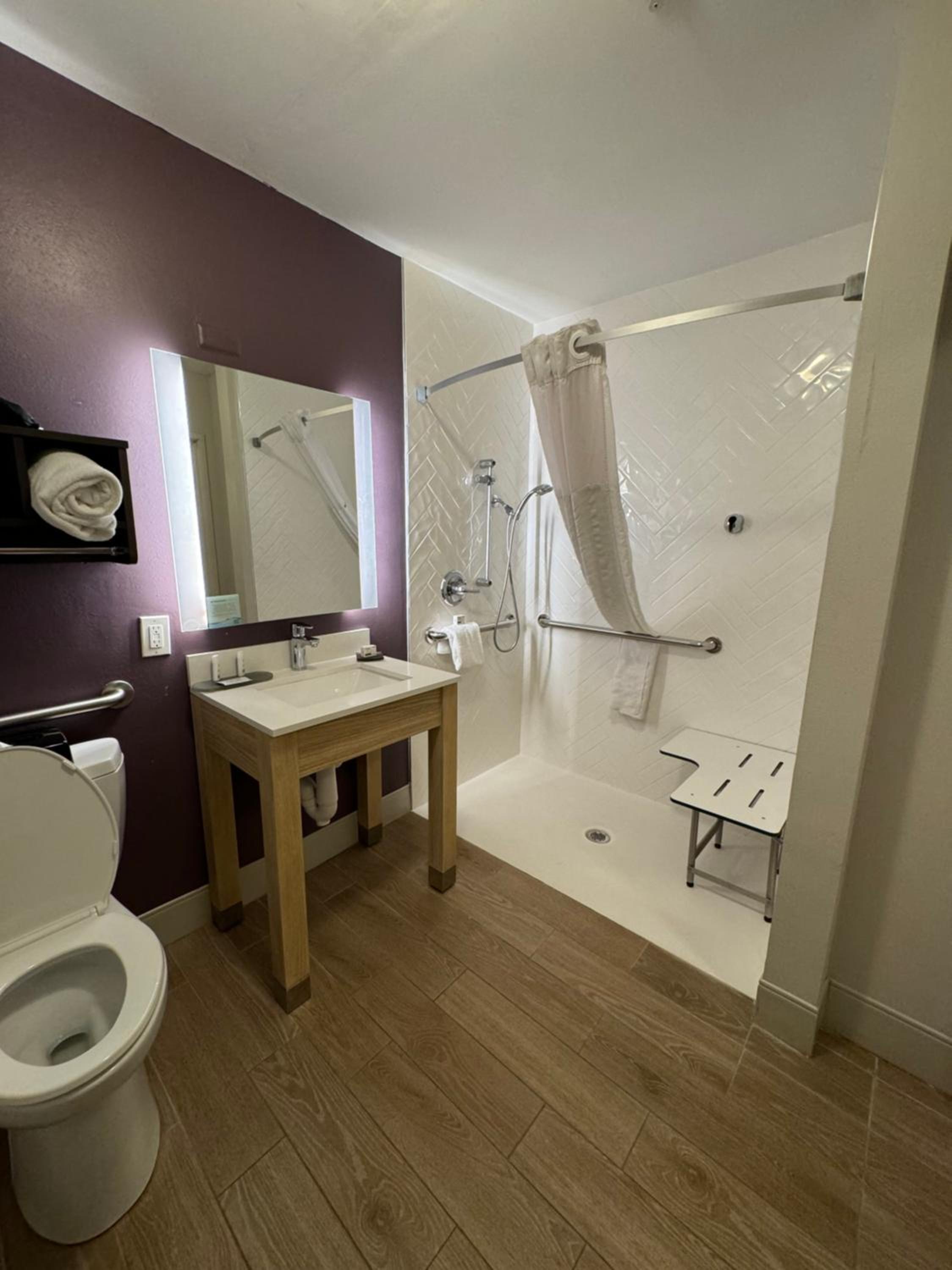 King Room - Mobility Access/Non-Smoking photo 2