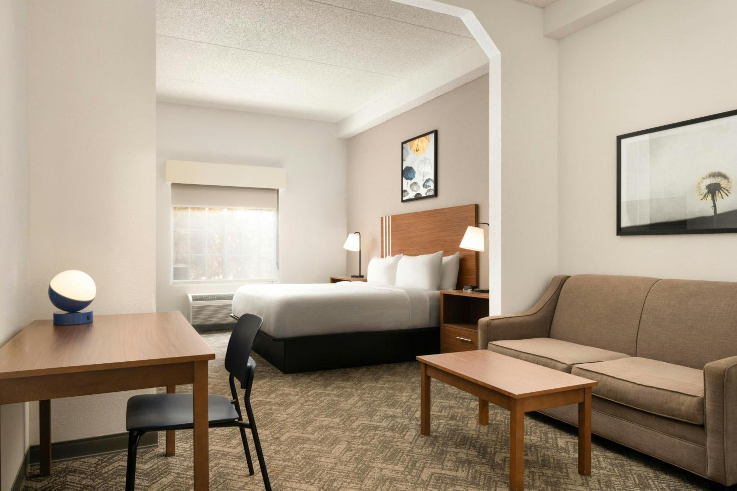 King Room with Bath Tub - Mobility and Hearing Accessible photo 2