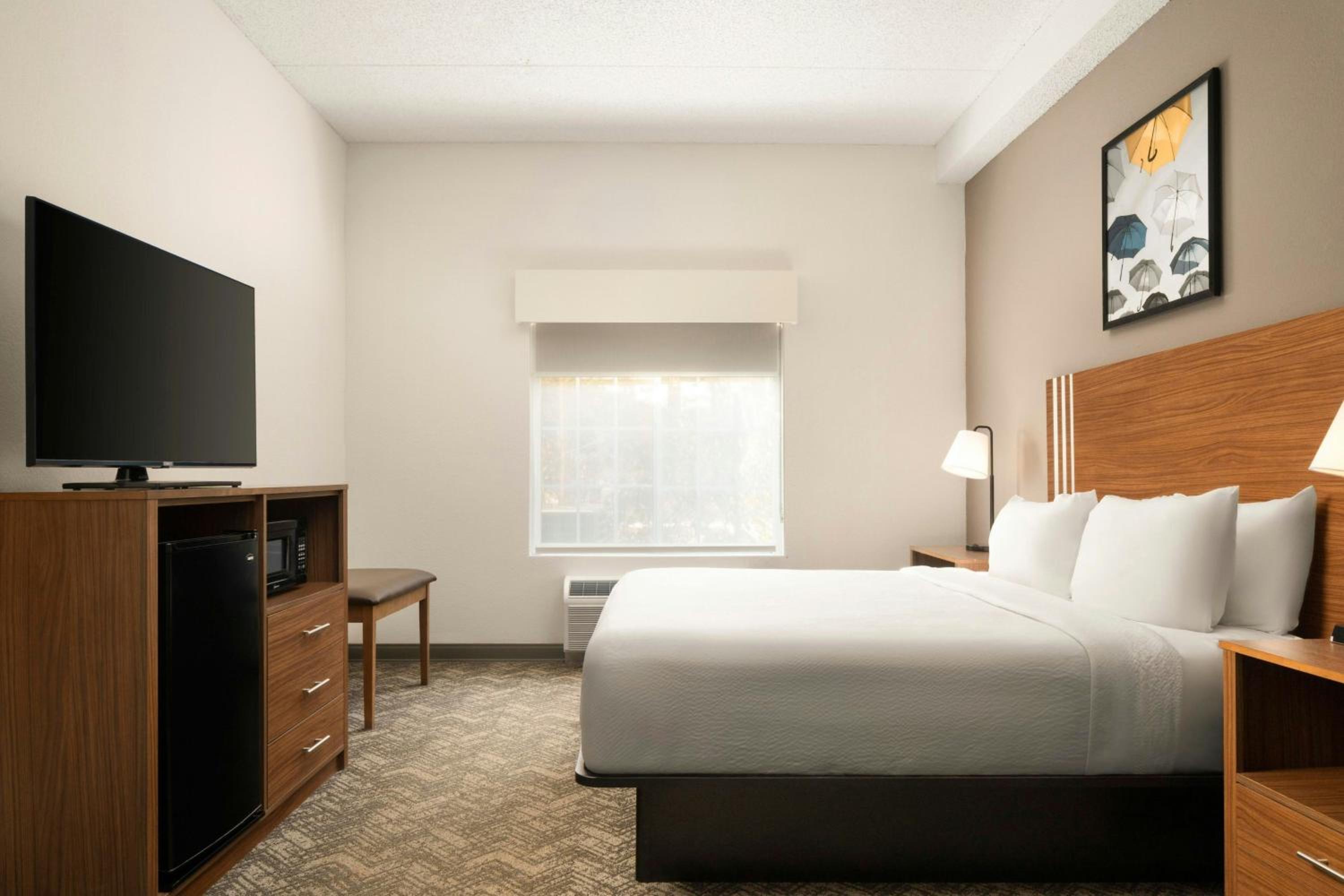King Room with Bath Tub - Mobility and Hearing Accessible photo 3