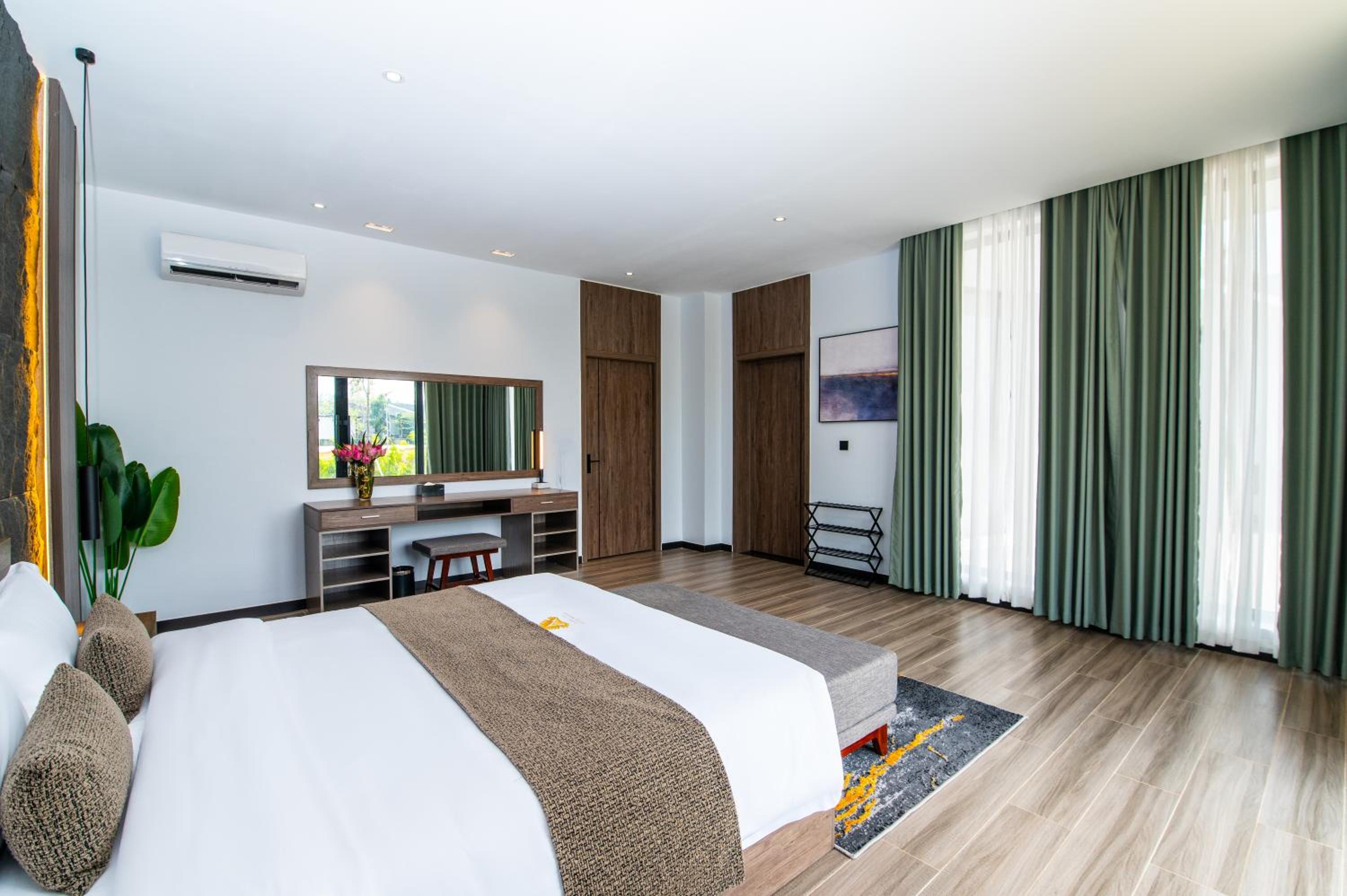Family Suite Two-Bedroom Private Pool Villa - Free City Shuttle Service + Mini Bar - Photo 17