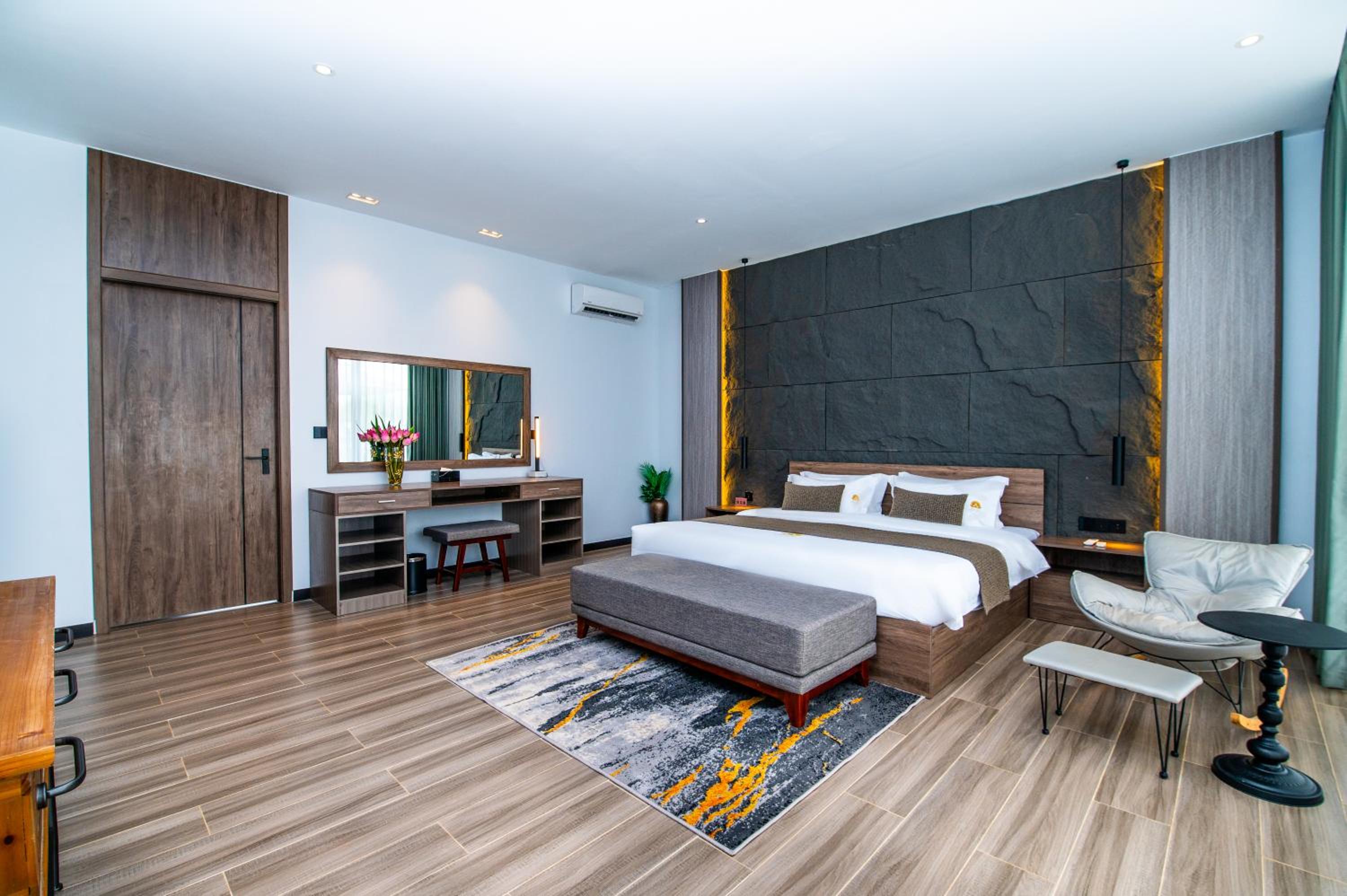 Family Suite Two-Bedroom Private Pool Villa - Free City Shuttle Service + Mini Bar - Photo 12