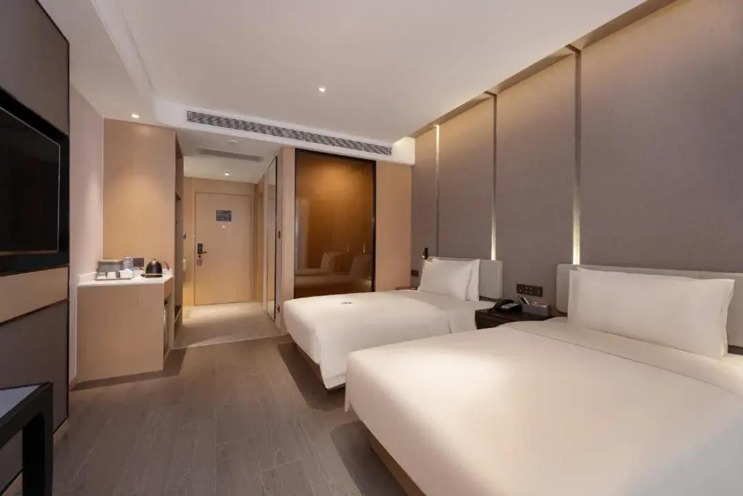 Elegent Twin Room with Inner Window