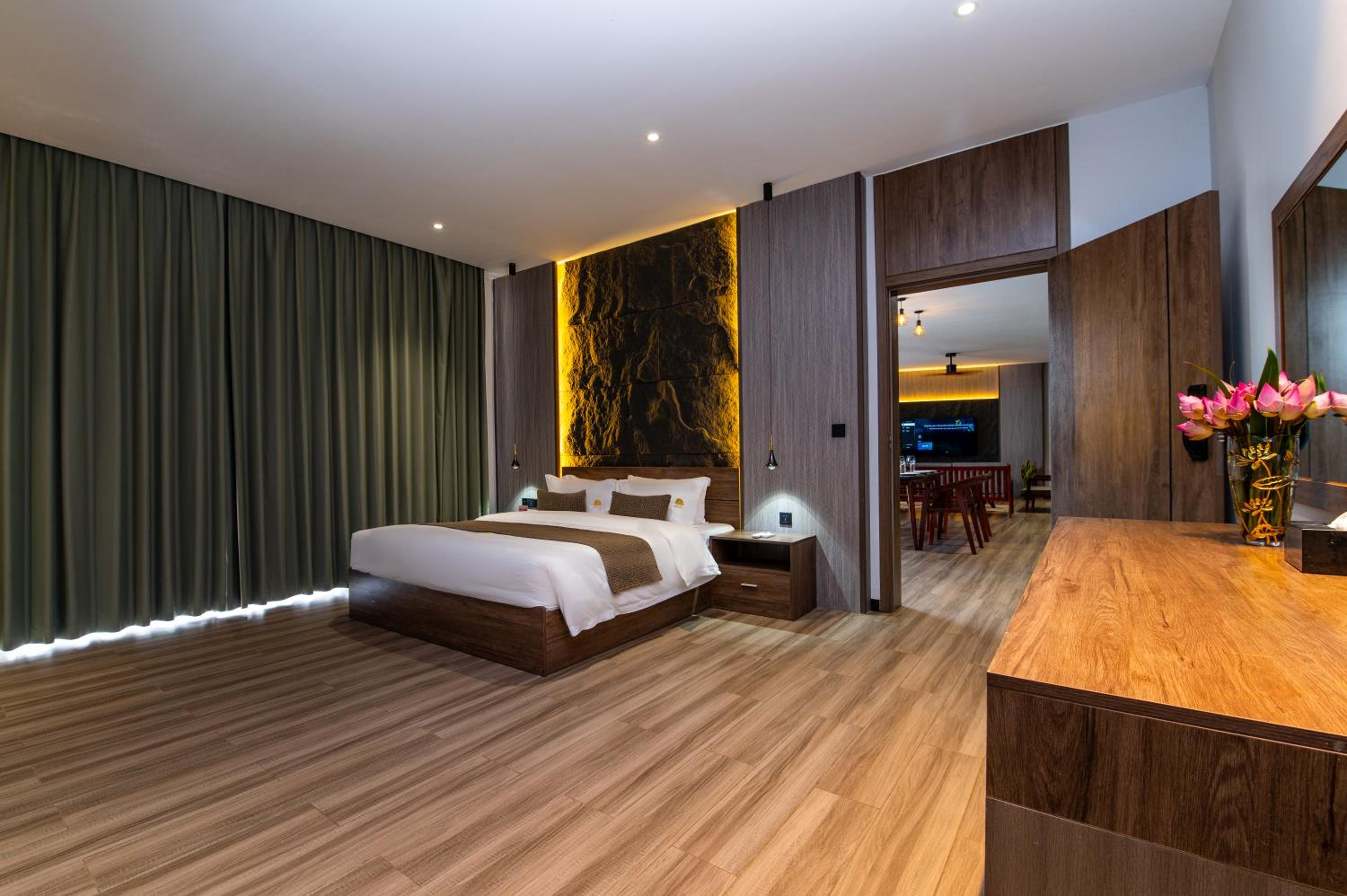 Villa Three-Bedroom with Private Pool - Free City Shuttle Service + Mini Bar - Photo 9