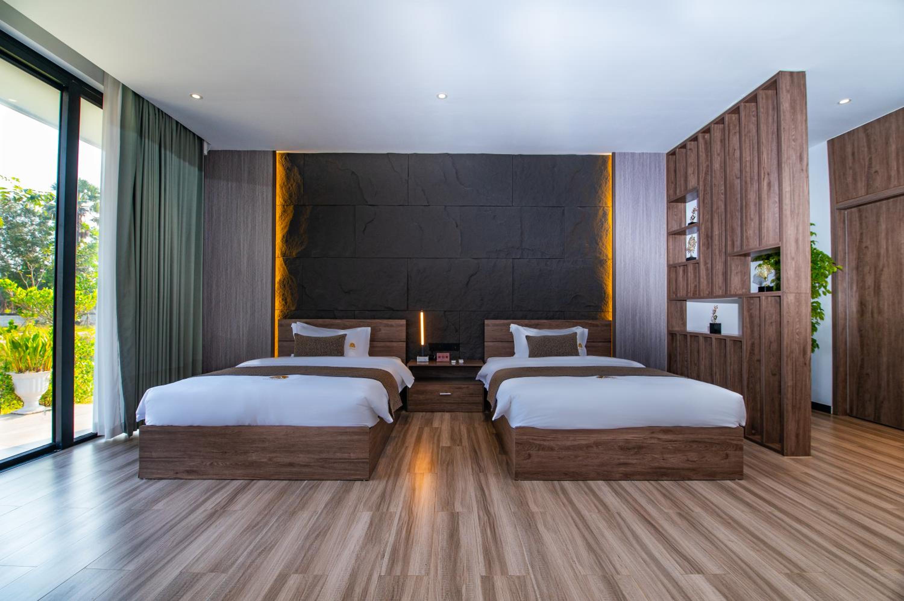 Villa Three-Bedroom with Private Pool - Free City Shuttle Service + Mini Bar - Photo 13
