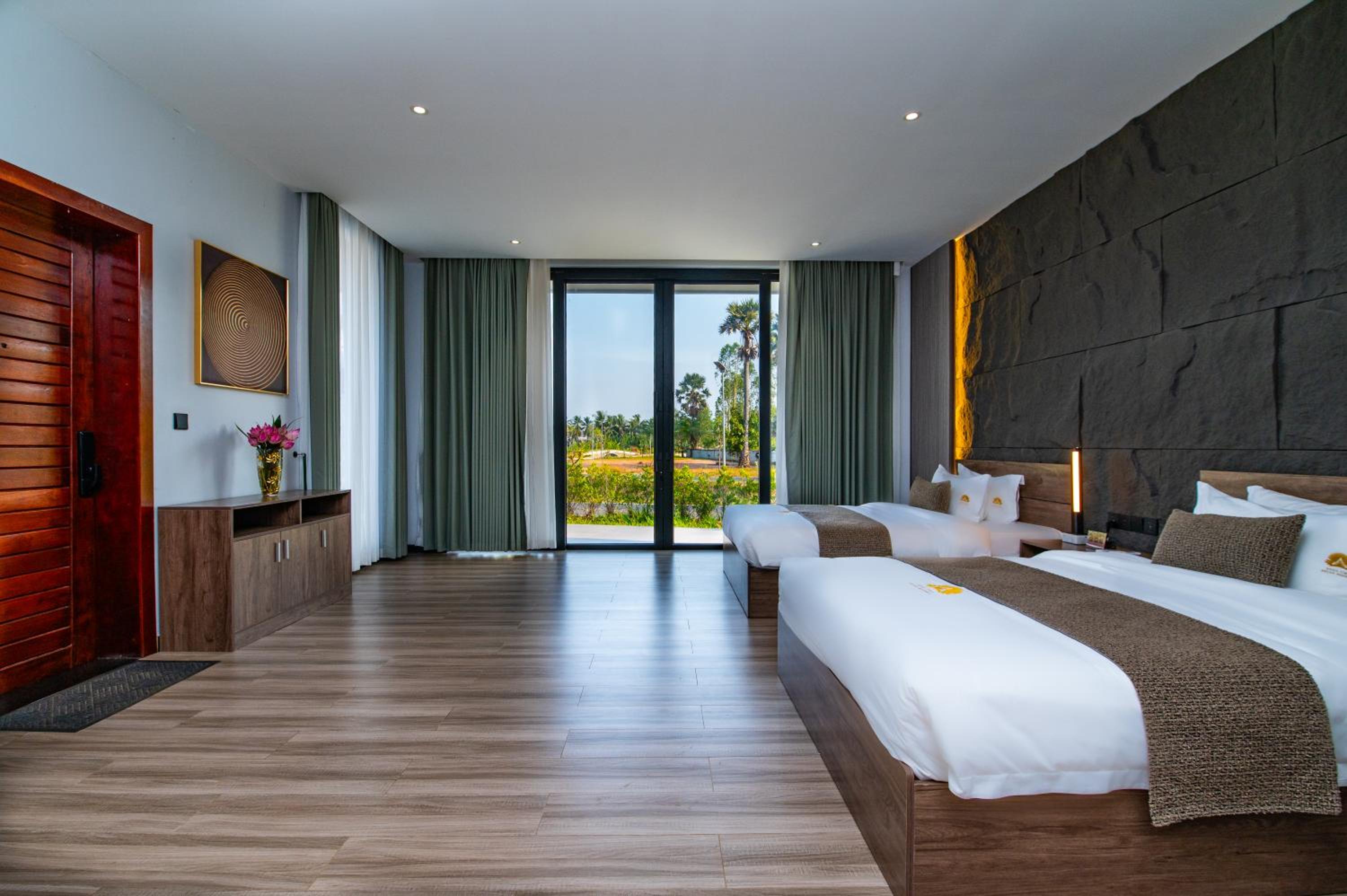 Villa Three-Bedroom with Private Pool - Free City Shuttle Service + Mini Bar - Photo 7
