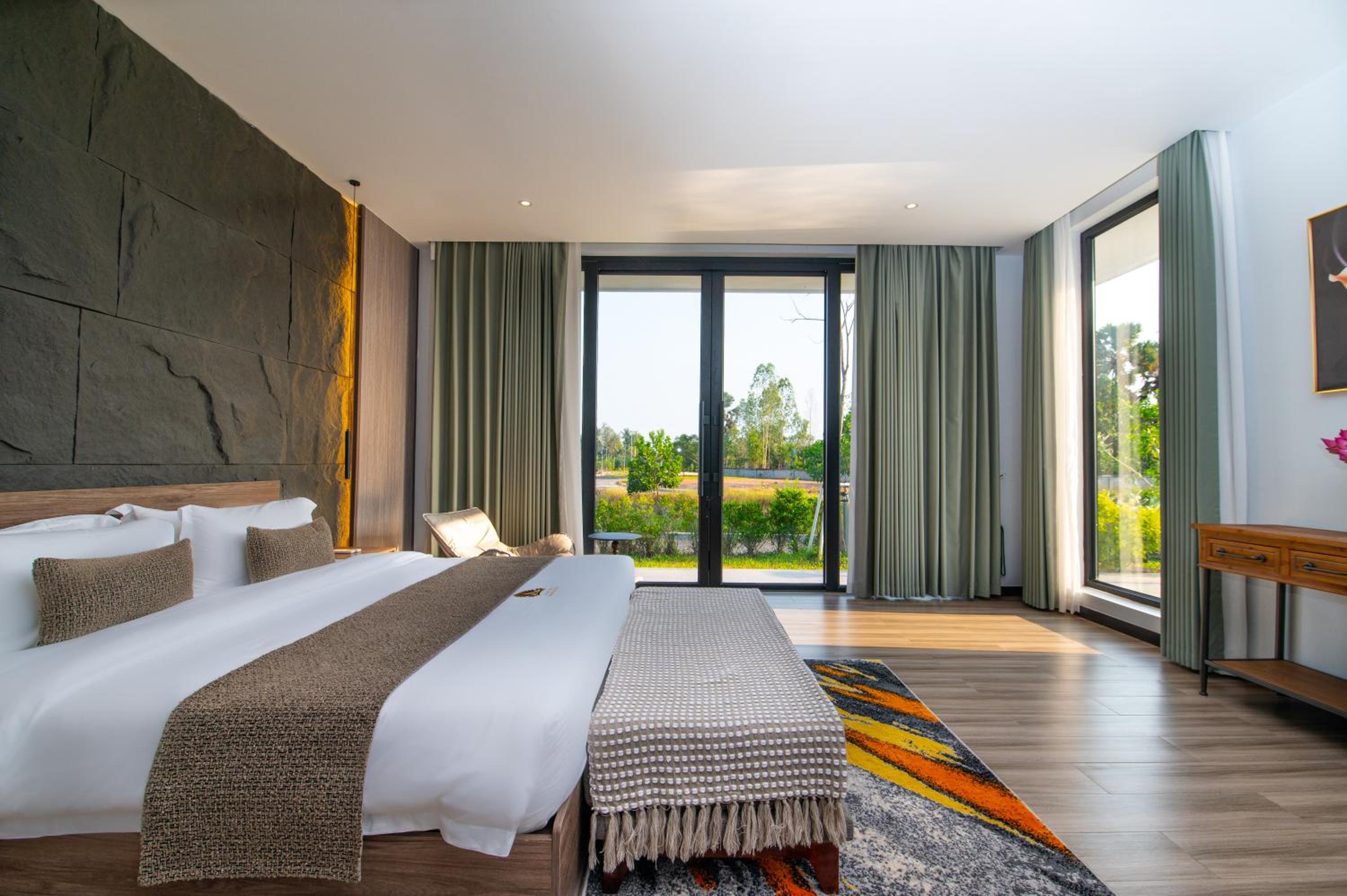 Villa Three-Bedroom with Private Pool - Free City Shuttle Service + Mini Bar - Photo 6