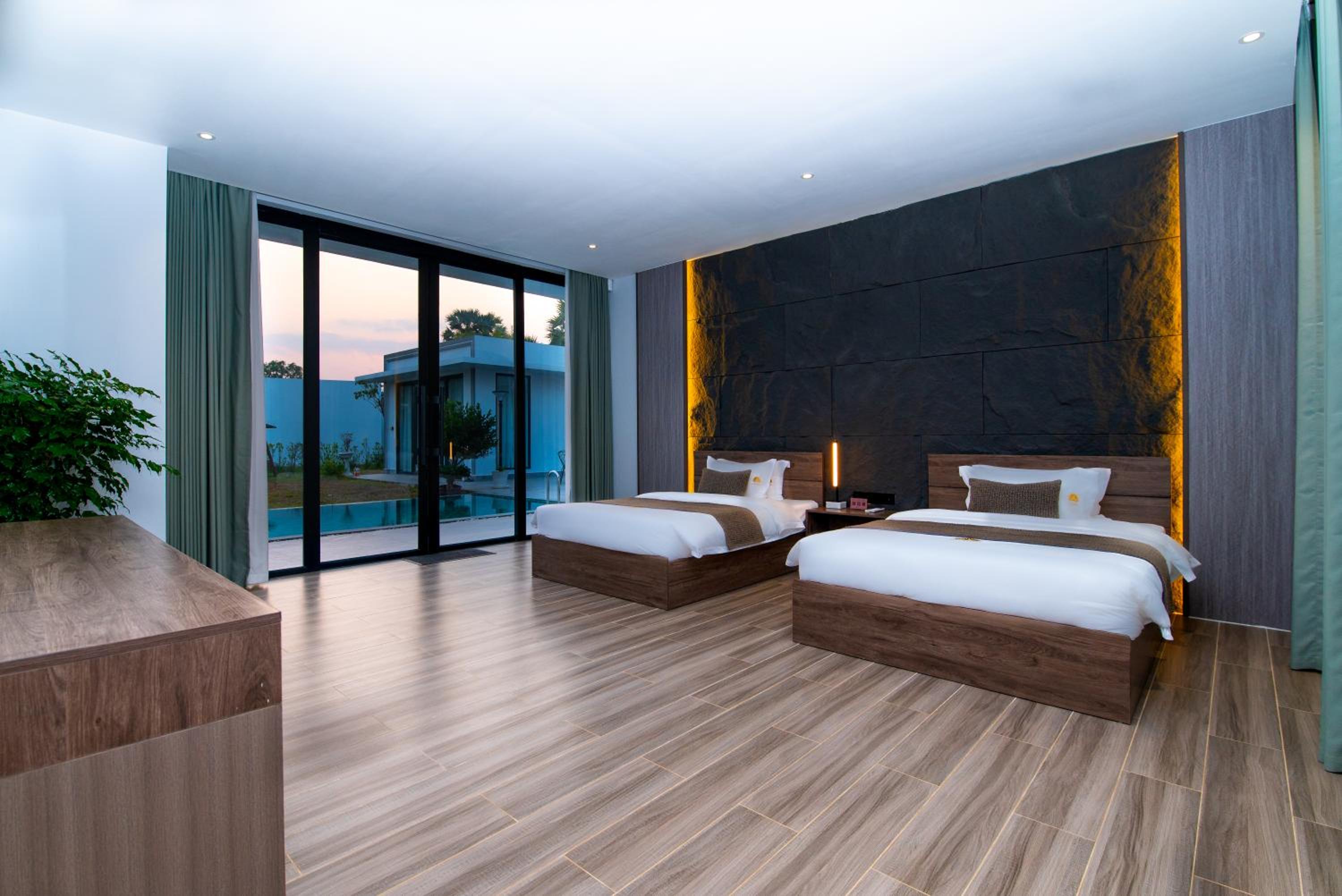 Family Four-Bedroom Private Pool Villa - Free City Shuttle Service + Mini Bar - Photo 13