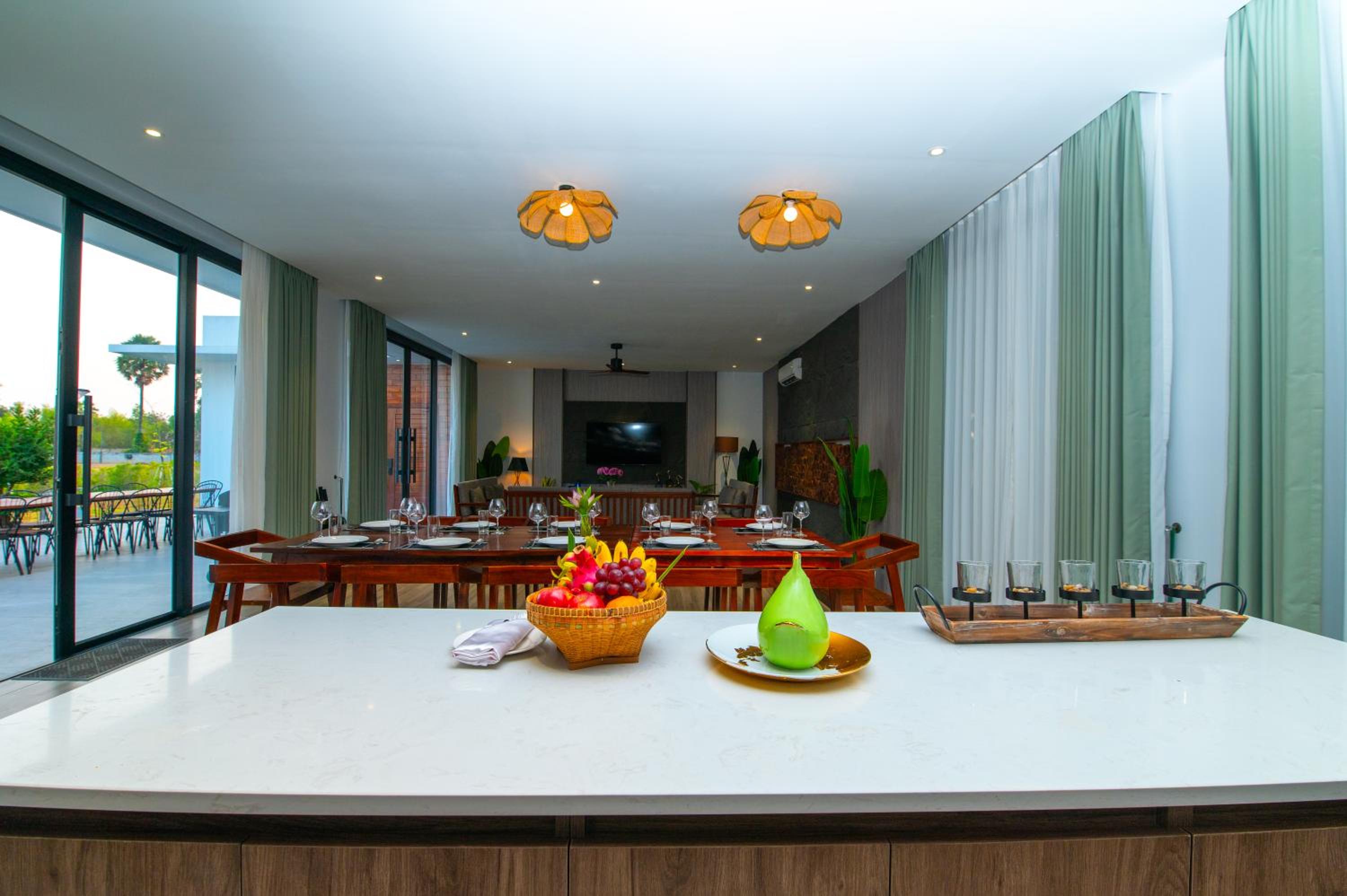 Family Four-Bedroom Private Pool Villa - Free City Shuttle Service + Mini Bar - Photo 10