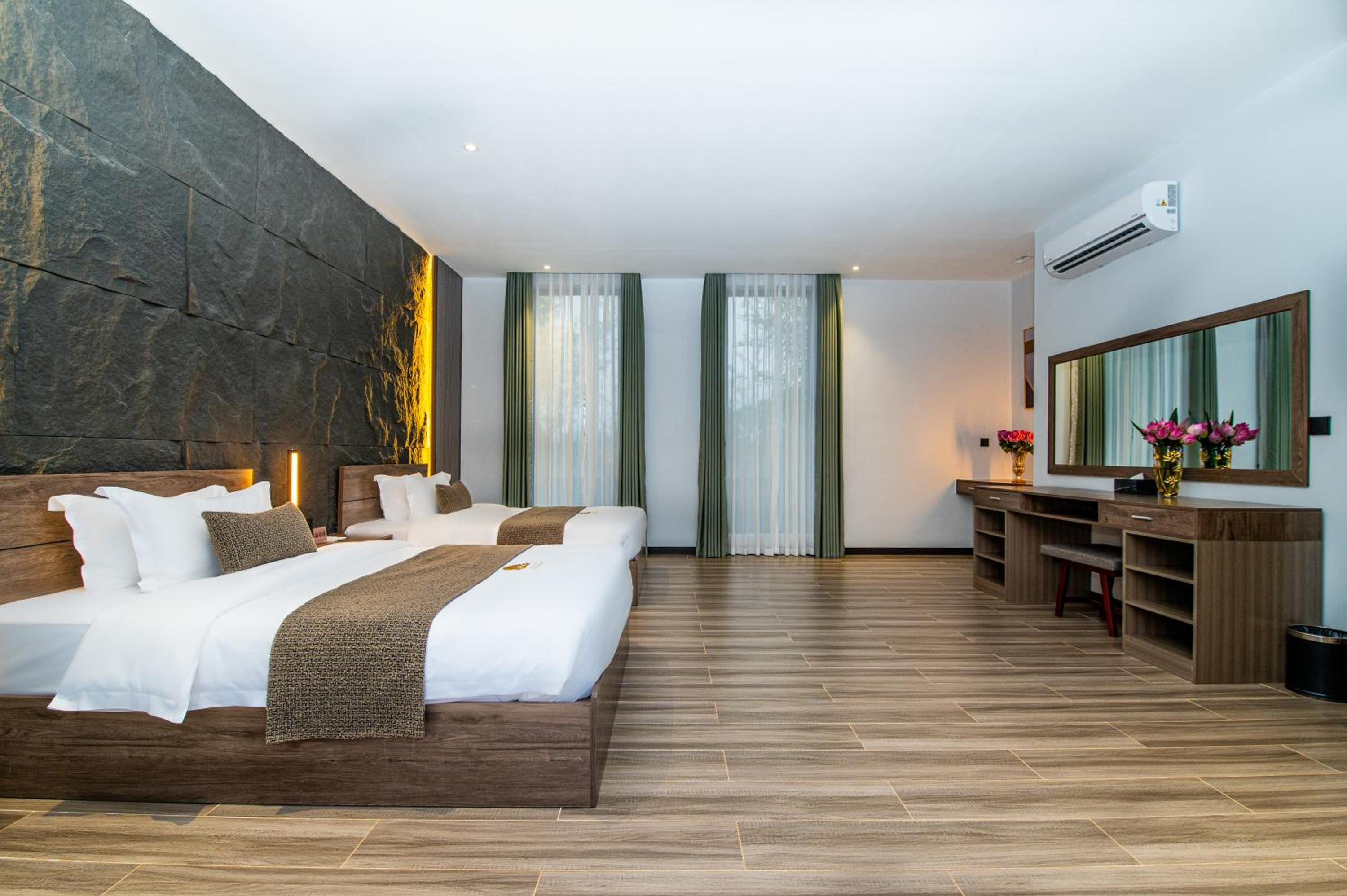 Family Four-Bedroom Private Pool Villa - Free City Shuttle Service + Mini Bar - Photo 7