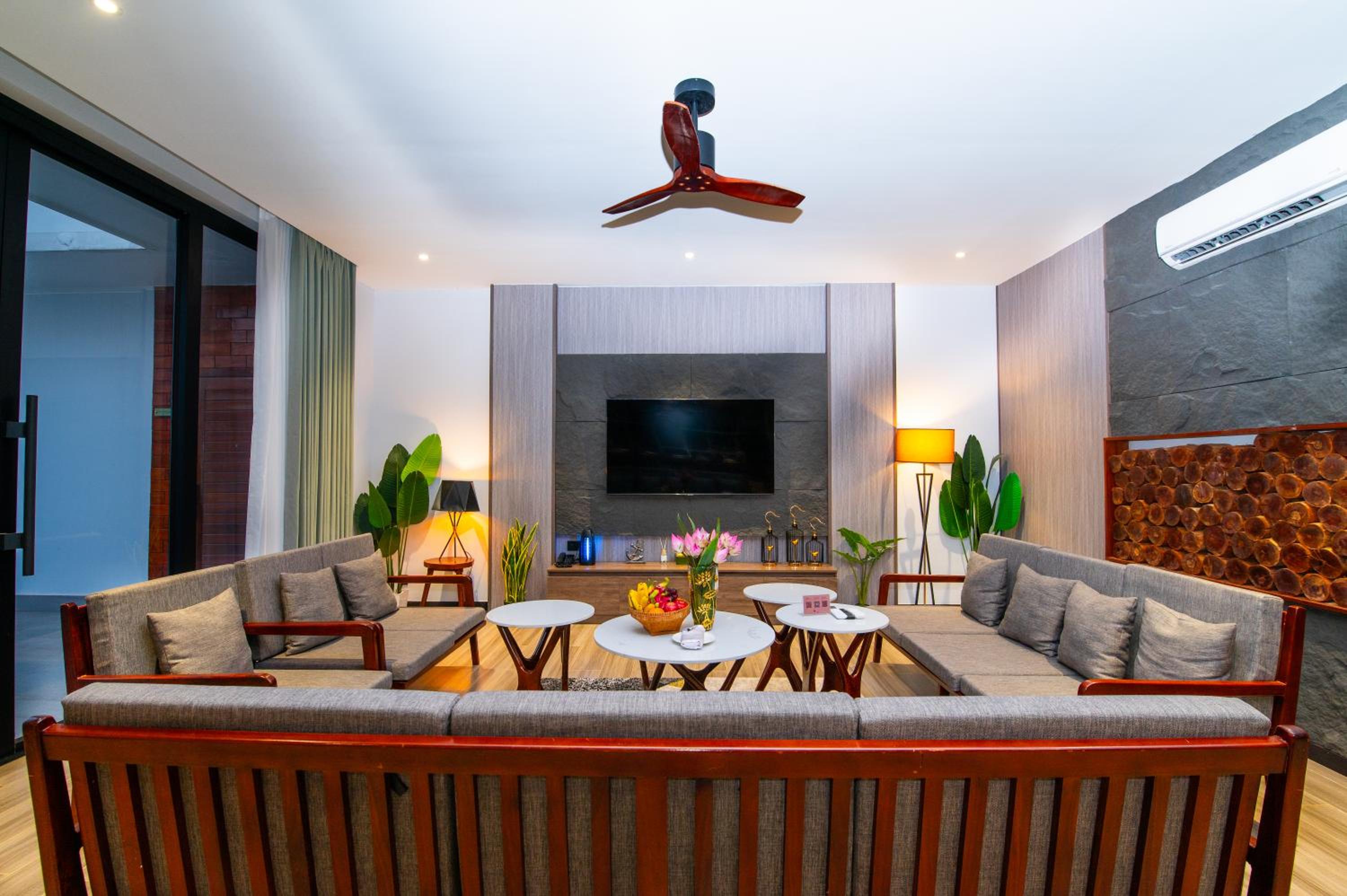 Family Four-Bedroom Private Pool Villa - Free City Shuttle Service + Mini Bar - Photo 18
