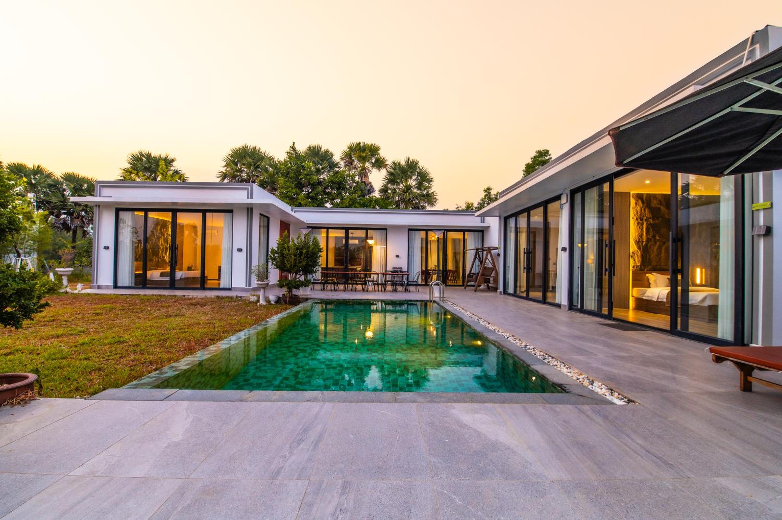 Family Four-Bedroom Private Pool Villa - Free City Shuttle Service + Mini Bar - Photo 2