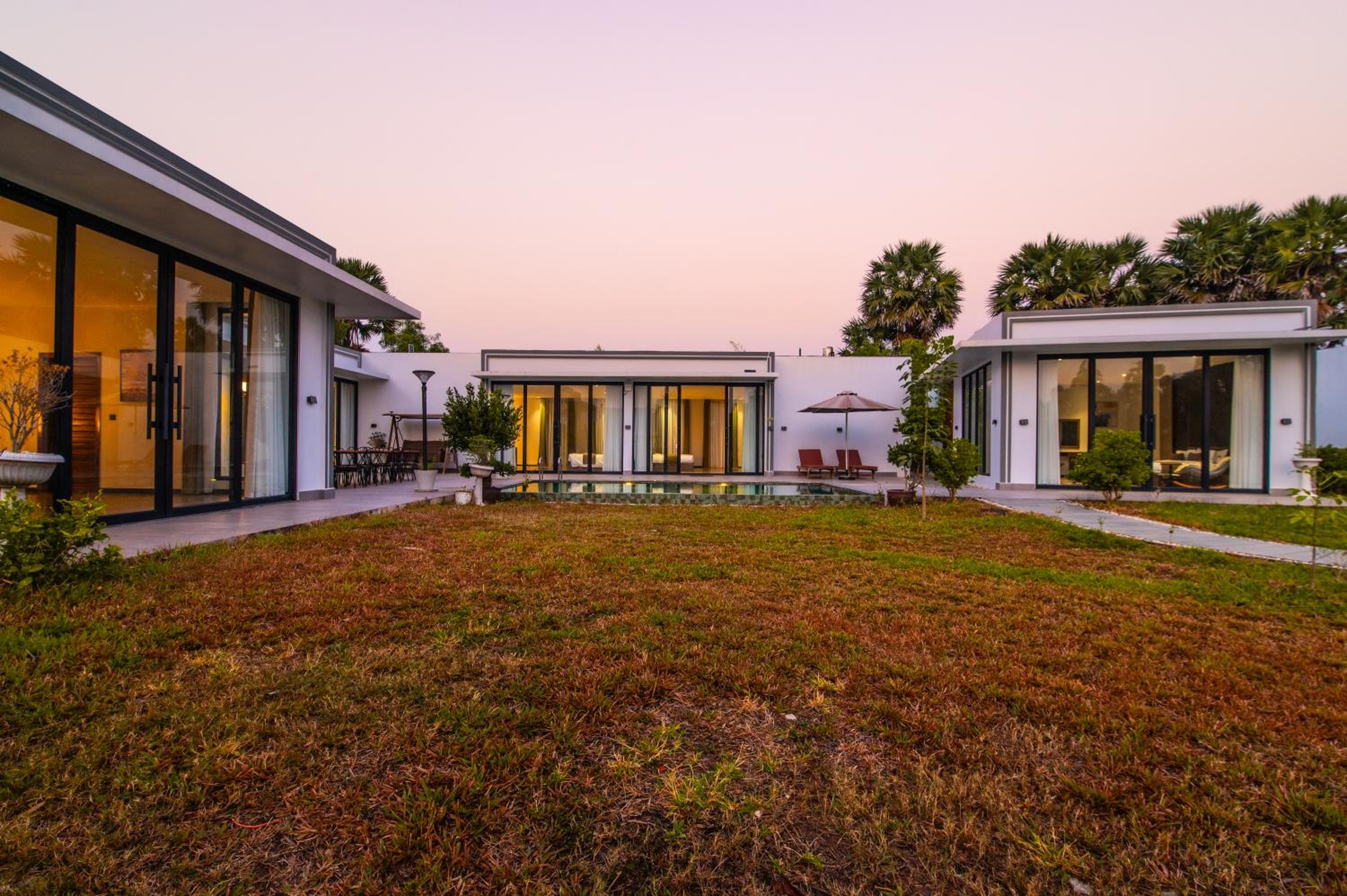 Family Four-Bedroom Private Pool Villa - Free City Shuttle Service + Mini Bar - Photo 14
