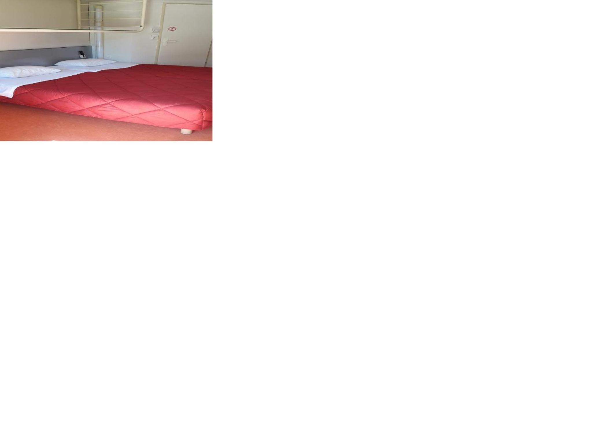 Standard Room - 2 Single Beds 1 Bunk Bed - Photo 2