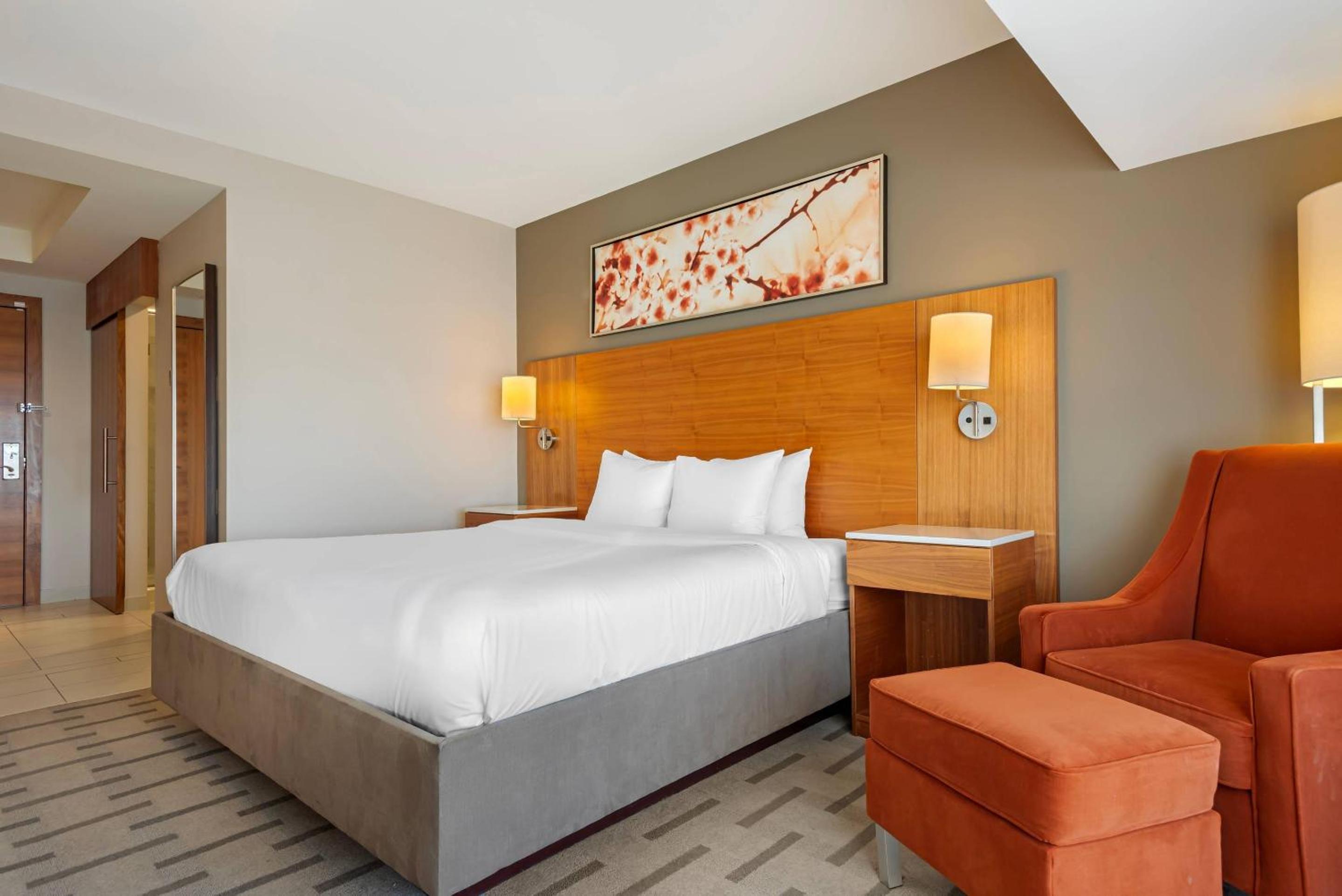 Business King Suite with Airport View - Non-Smoking