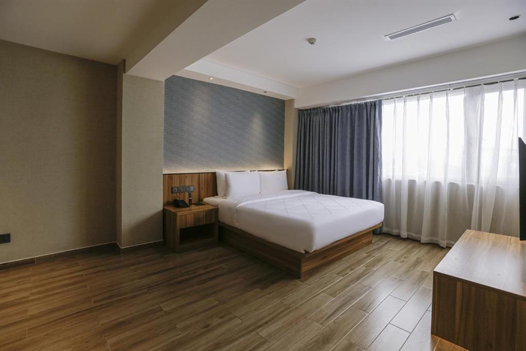 Executive 3 Bedroom Suite - Photo 3