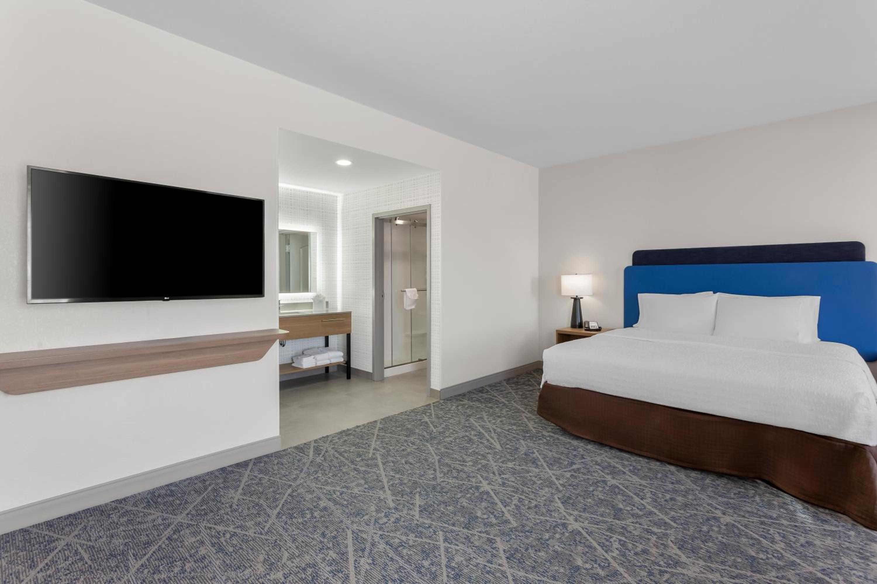 Executive King Suite - Non-Smoking - Photo 3