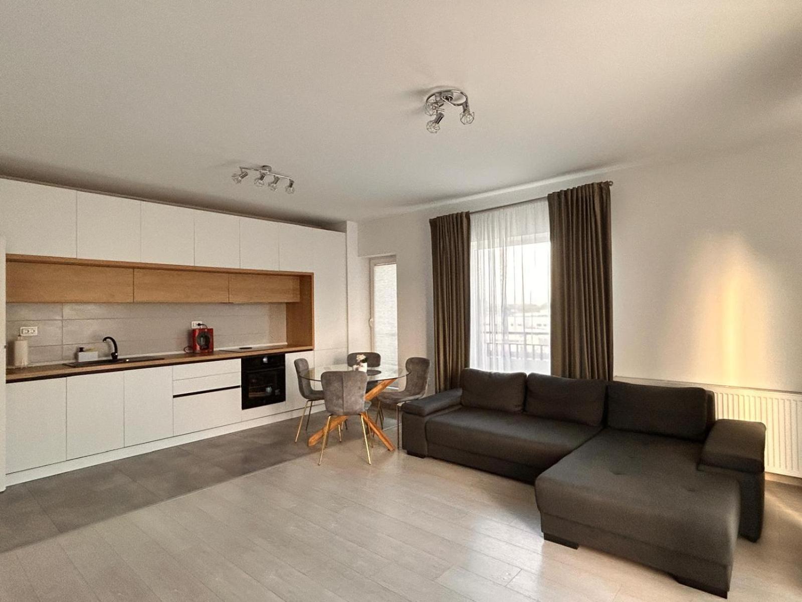Deluxe One-Bedroom Apartment with City View photo 2