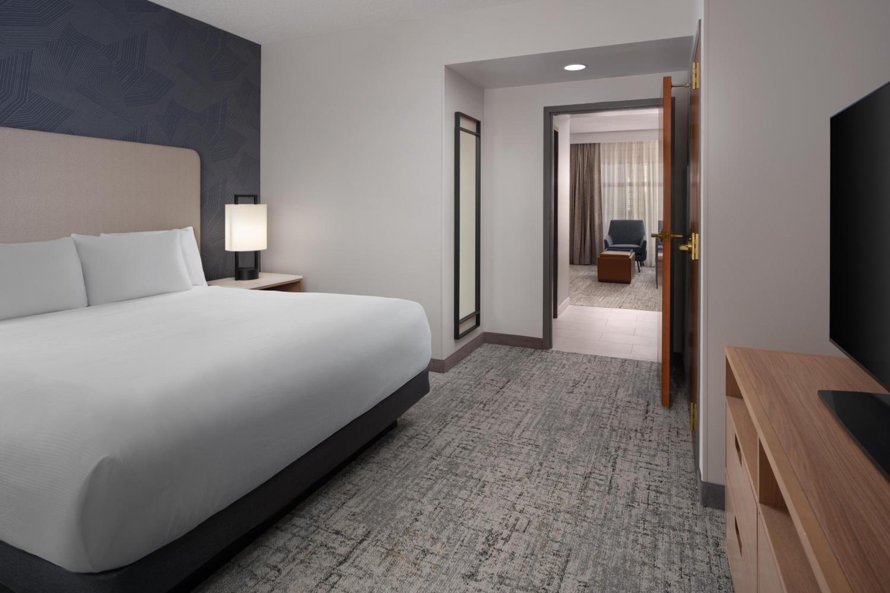 Two-Room Suite with One King Bed and Shower Only - Non-Smoking - Photo 2