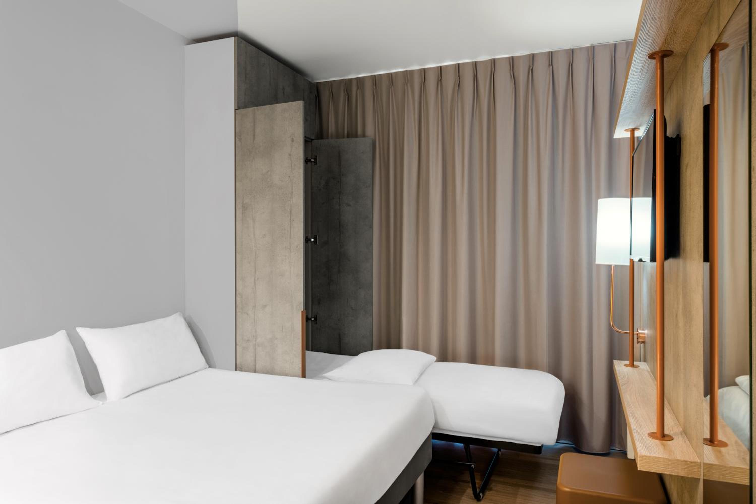 Room with Two Single and One Fold-Down Bed photo 2