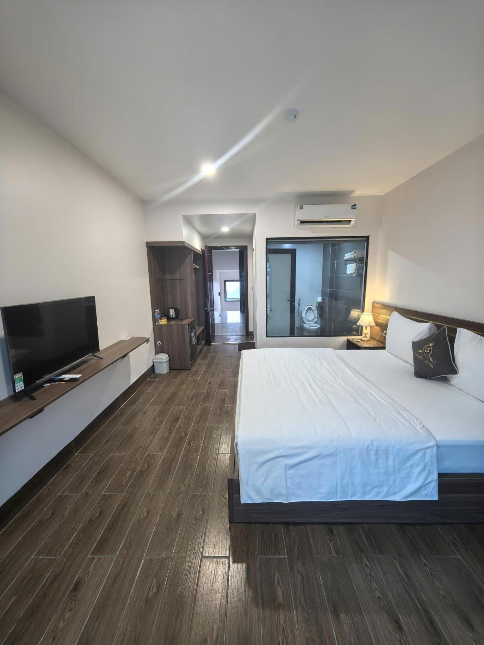Standard King Room photo 3