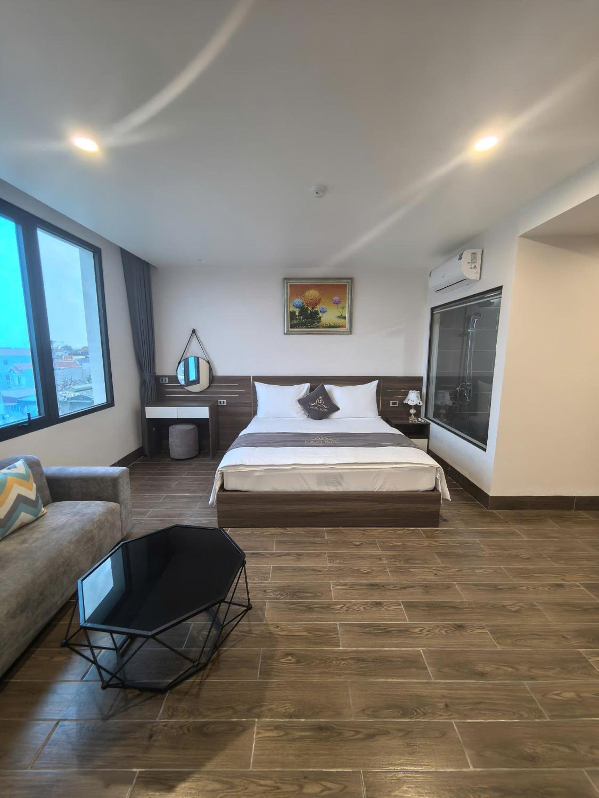 King Suite with Balcony photo 3