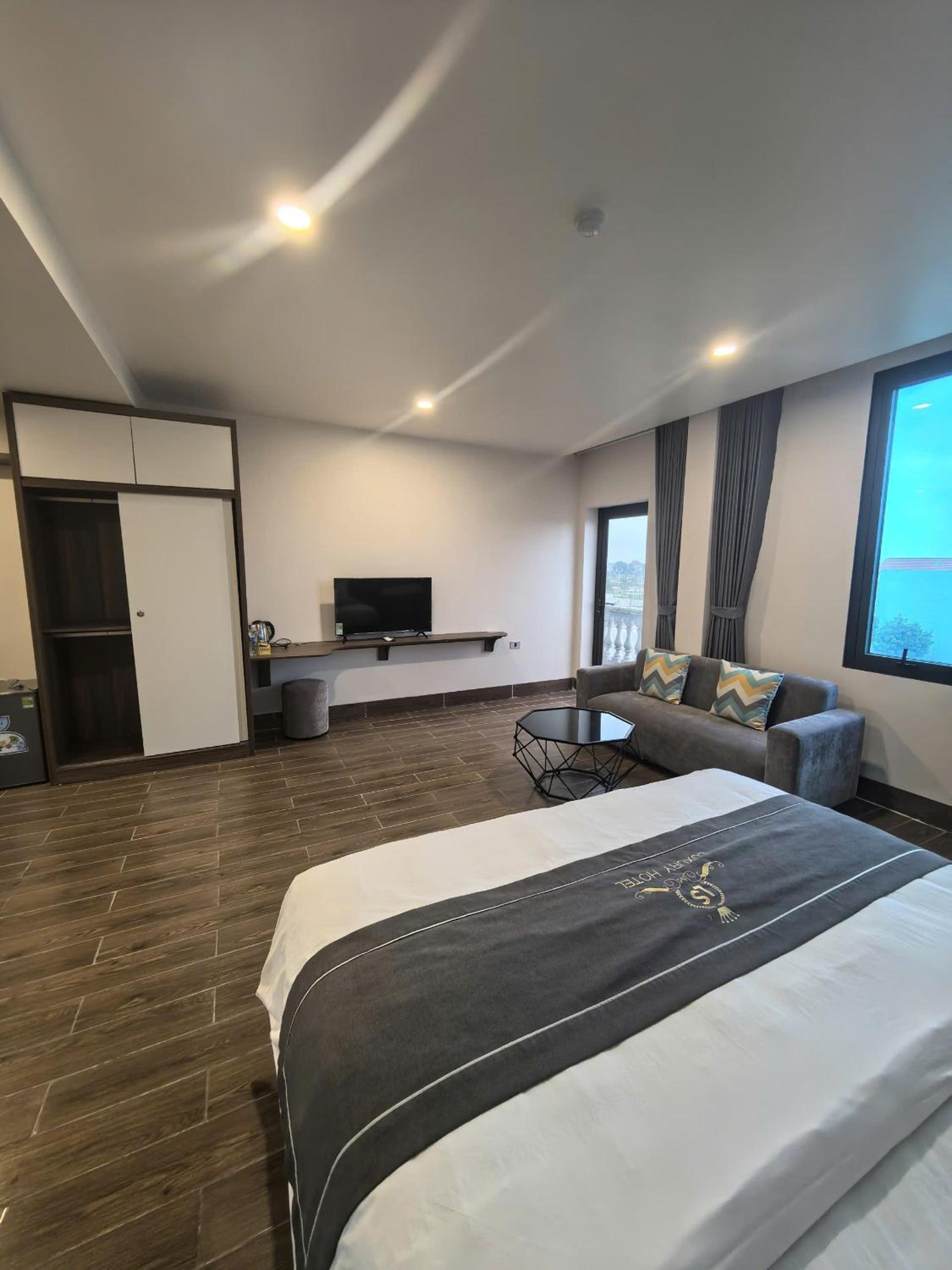 King Suite with Balcony photo 2