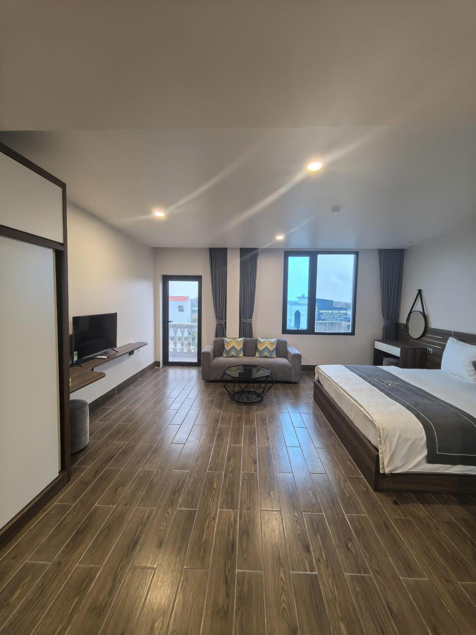 King Suite with Balcony photo 1