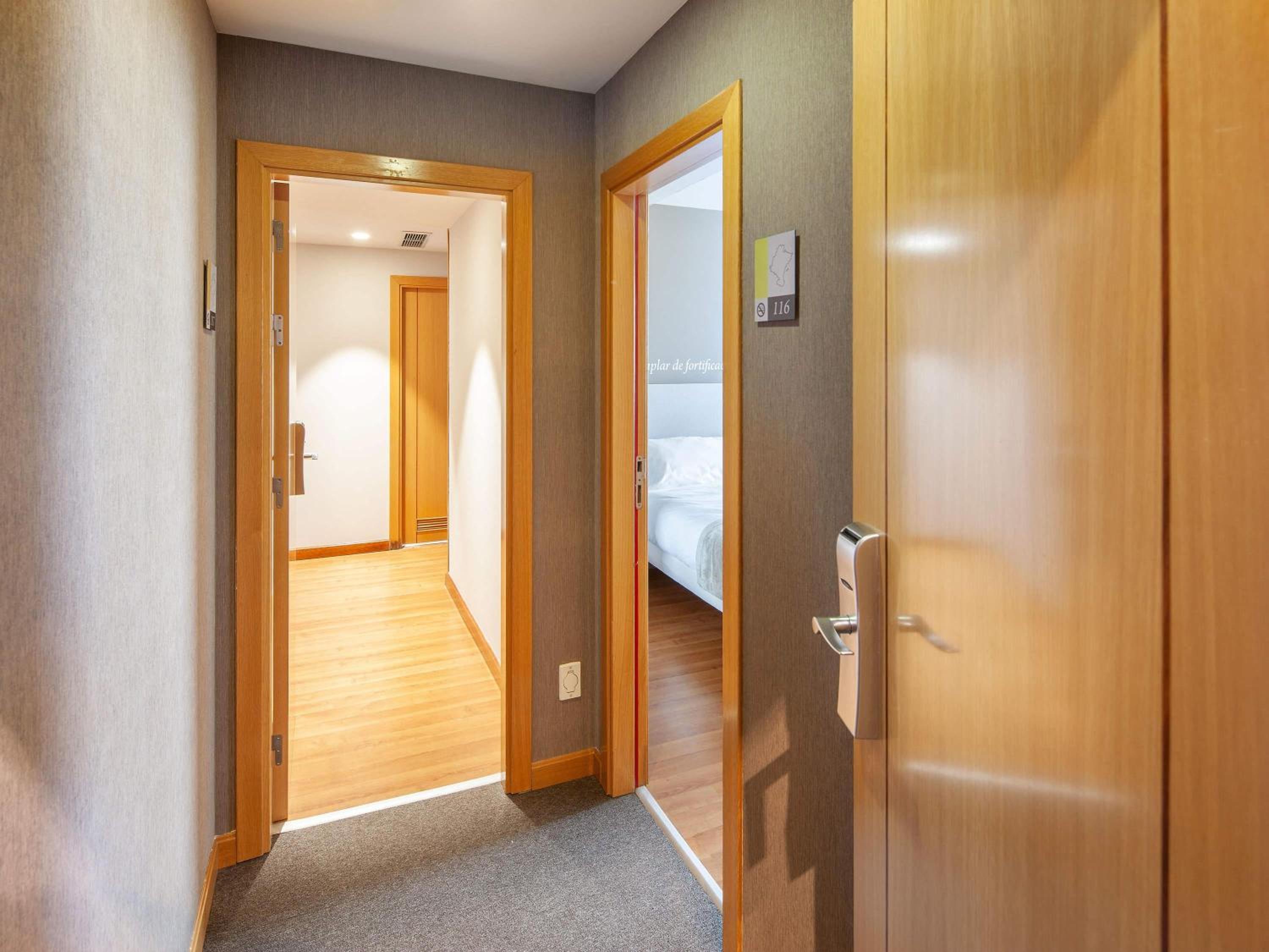 Standard Family Suite with Two Connecting Rooms - Photo 4