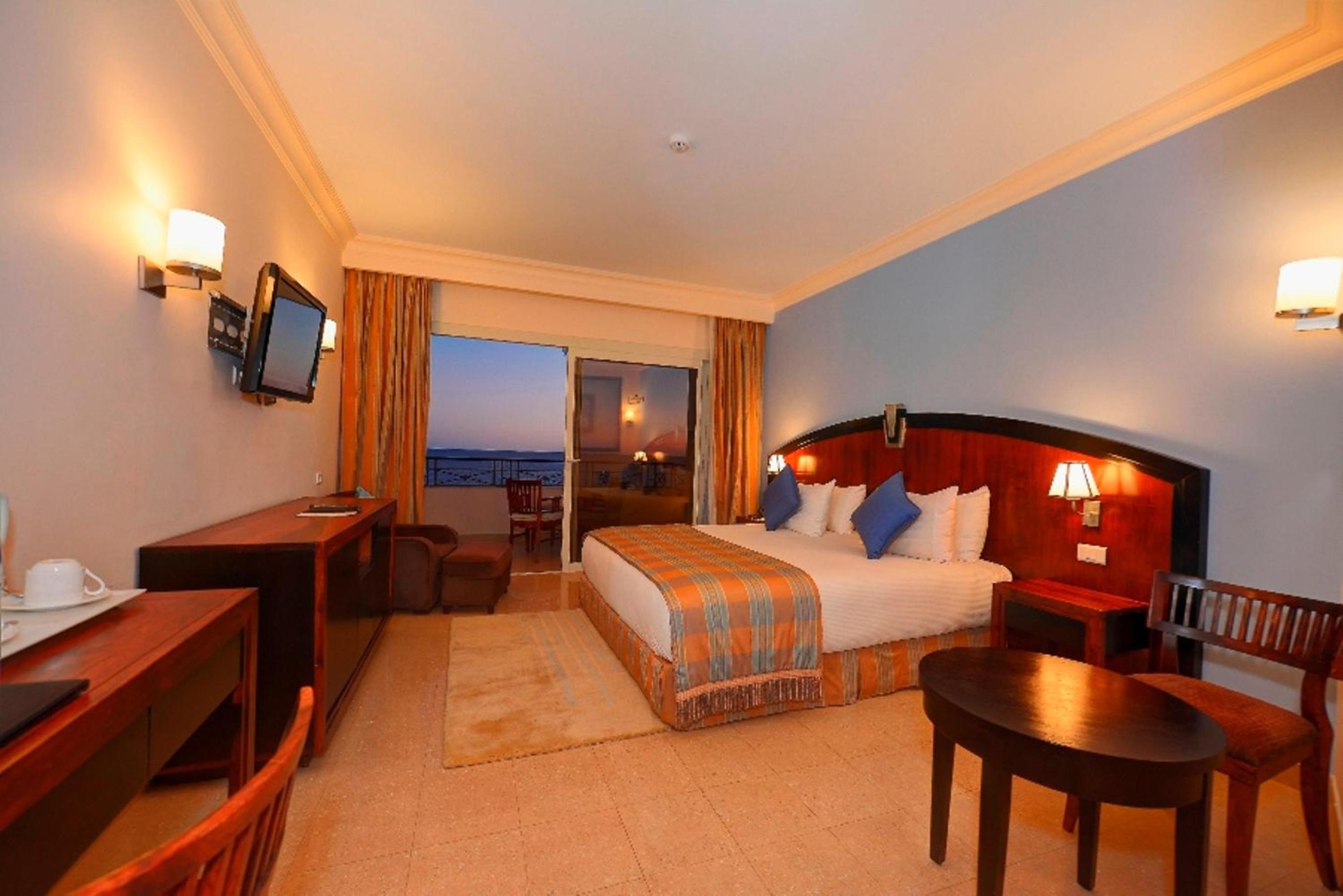 Deluxe Room with Sea View - Photo 3