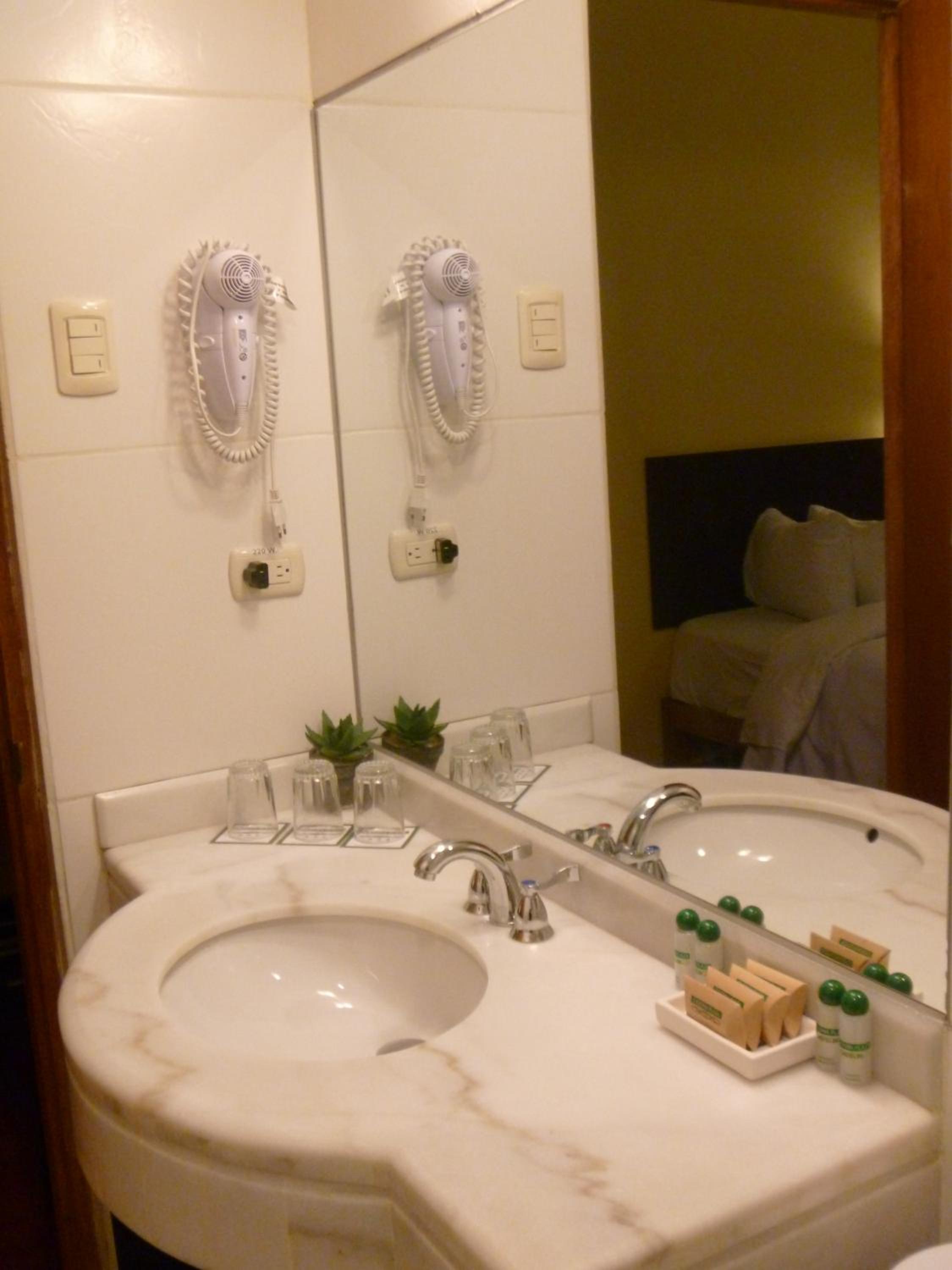 Twin Room - Photo 16