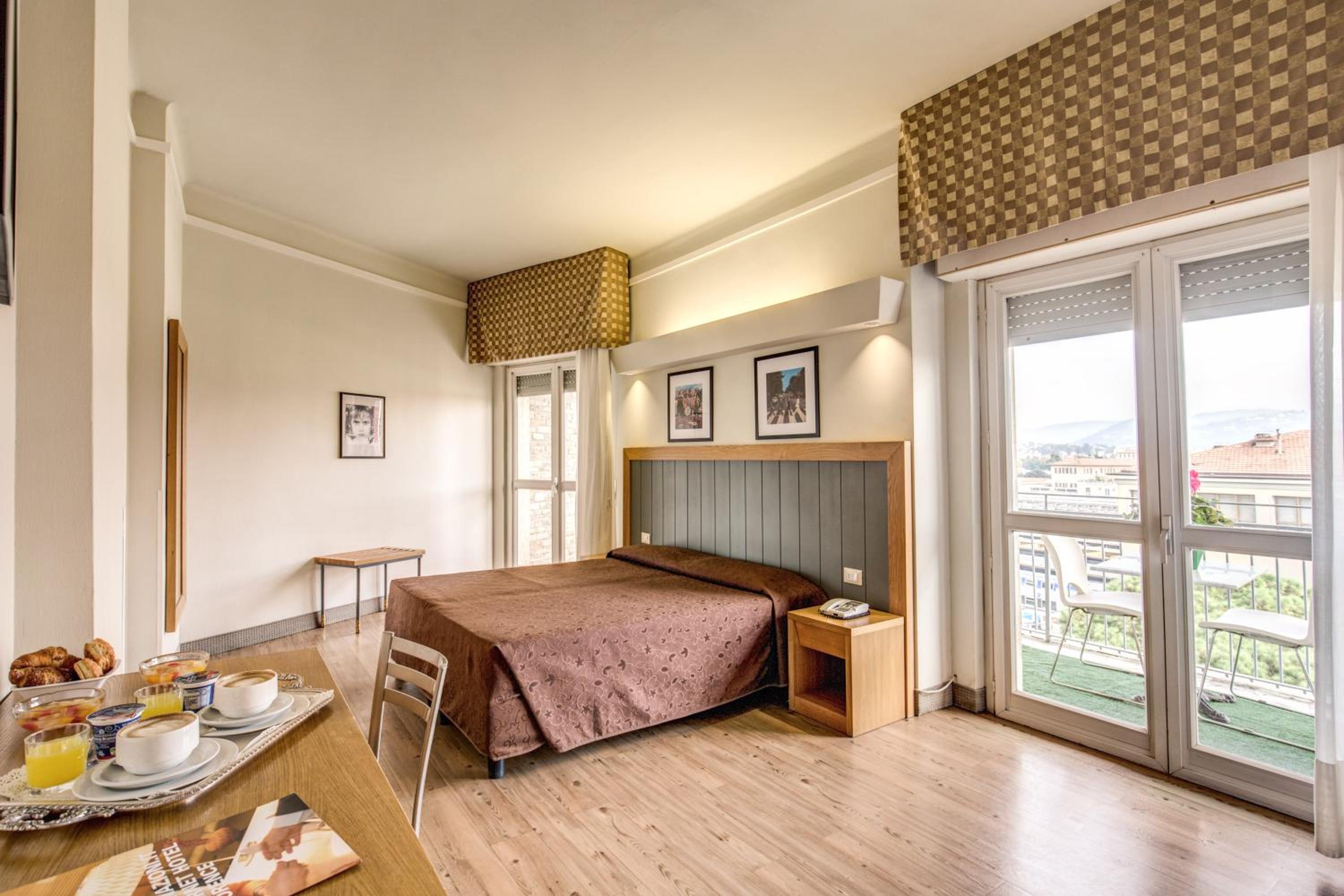 Superior Double or Twin Room with City View thumbnail 6
