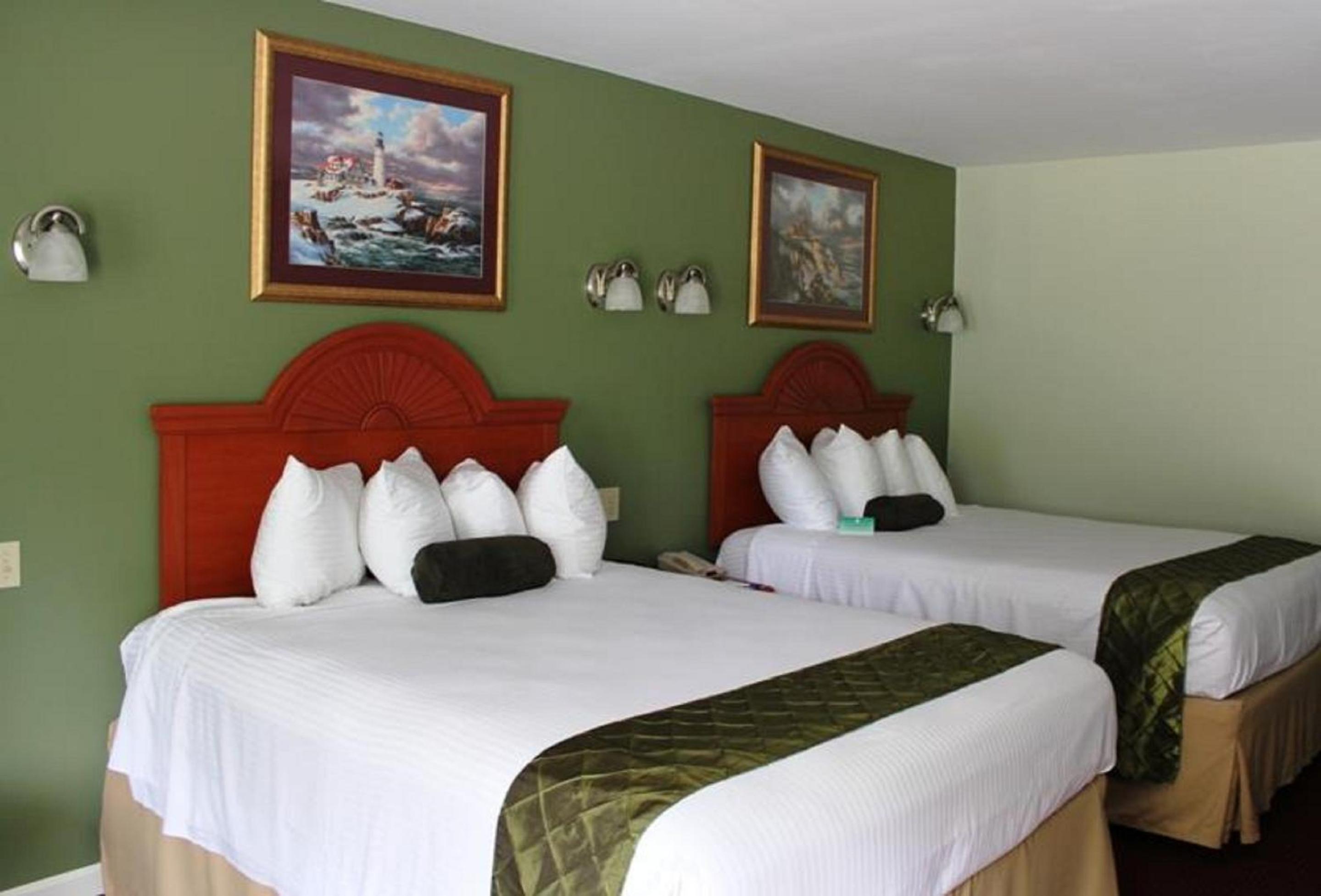 Queen Room with Two Queen Beds - Non Smoking photo 3