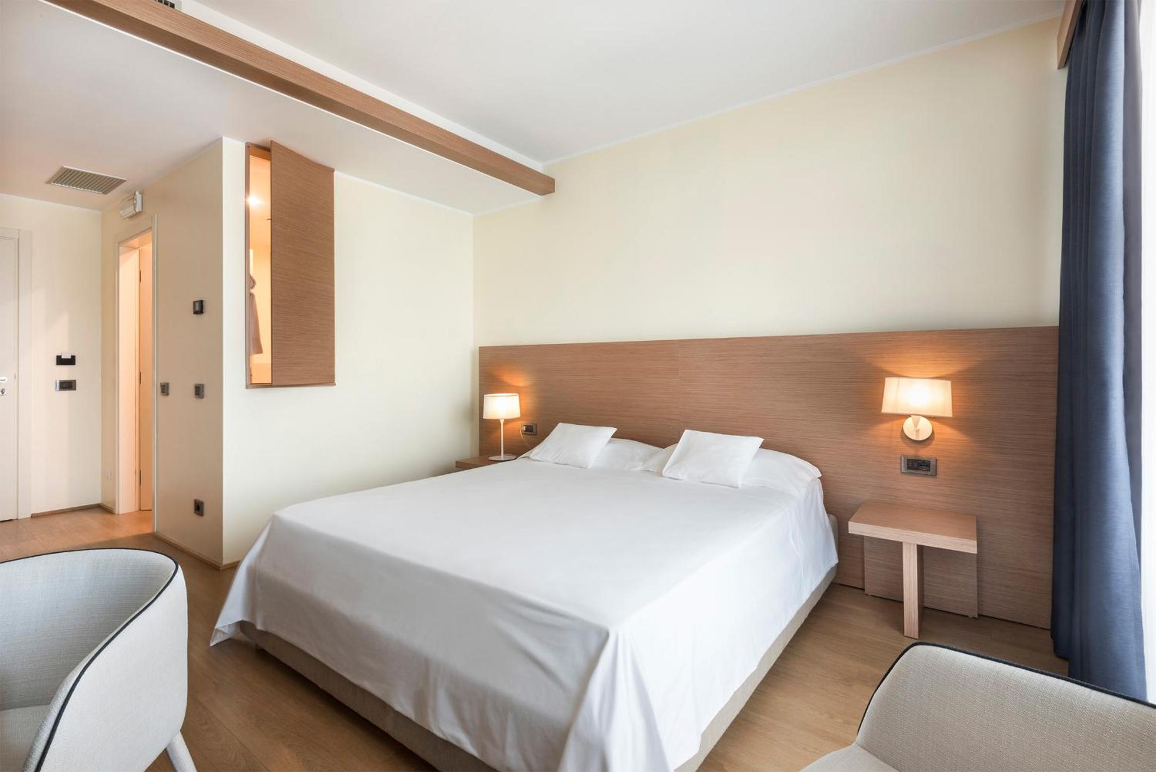 Deluxe Double or Twin Room with Terrace and Lake View - Photo 3