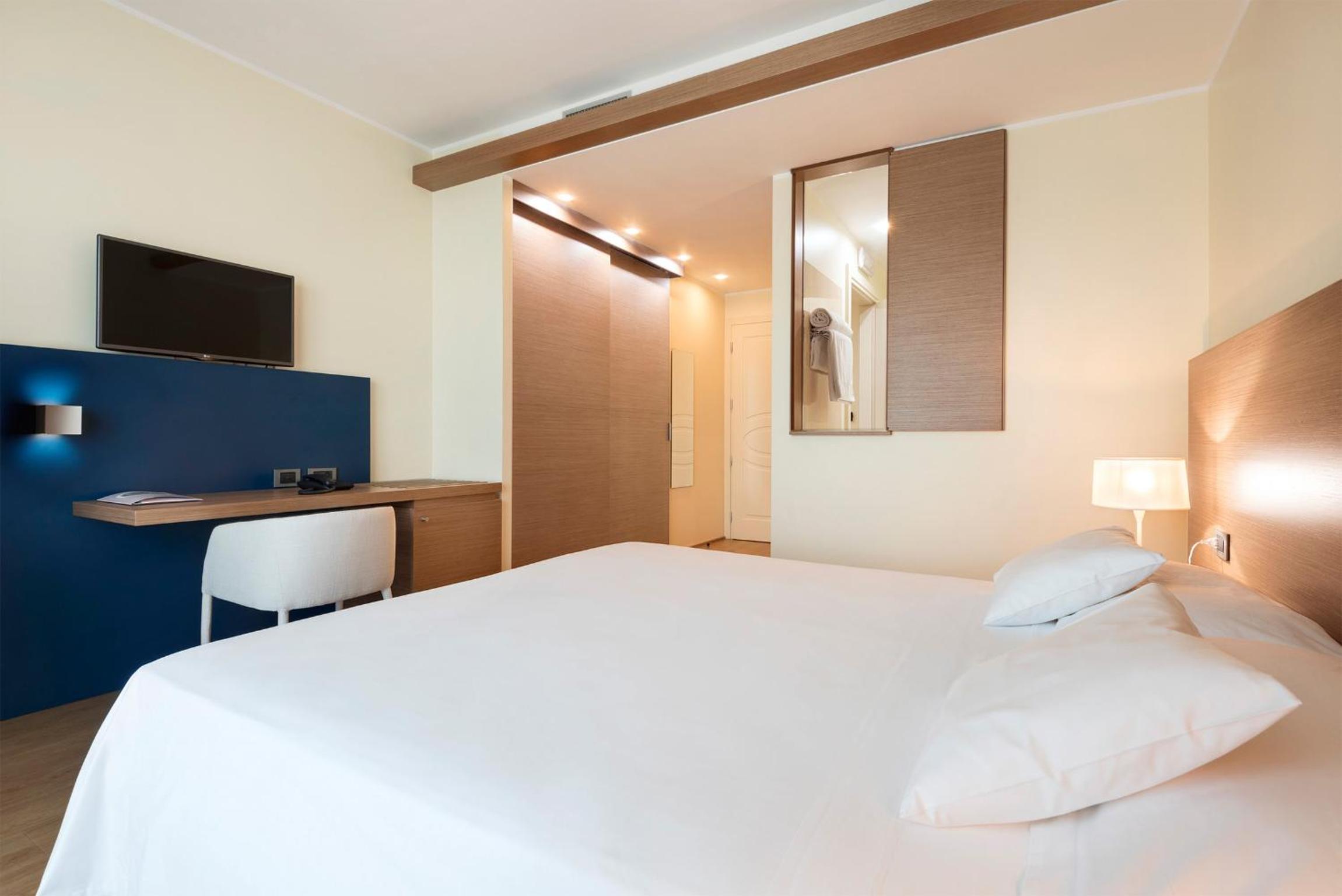 Deluxe Double or Twin Room with Terrace and Lake View - Photo 13