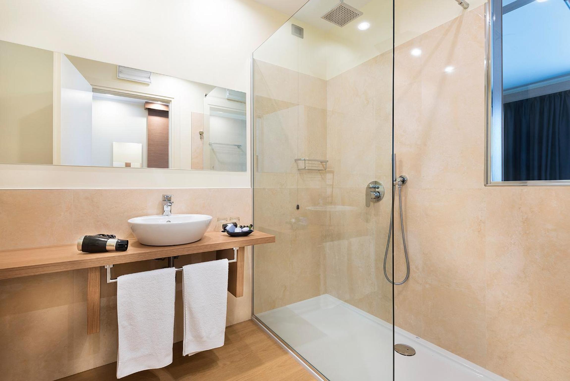 Deluxe Double or Twin Room with Terrace and Lake View - Photo 12