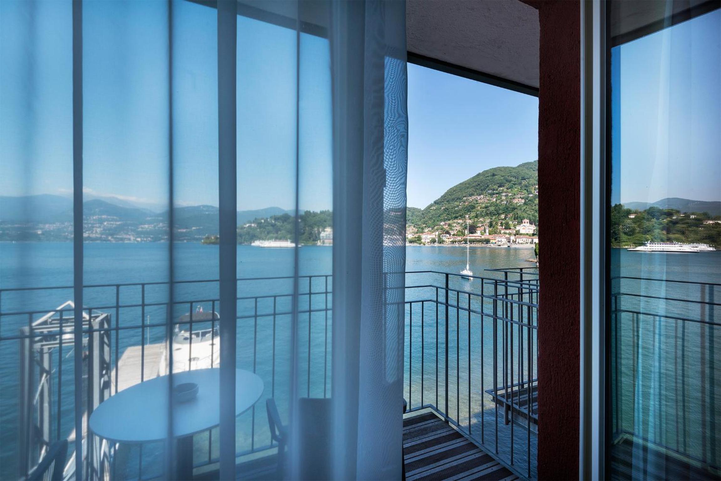 Deluxe Double or Twin Room with Terrace and Lake View - Photo 11