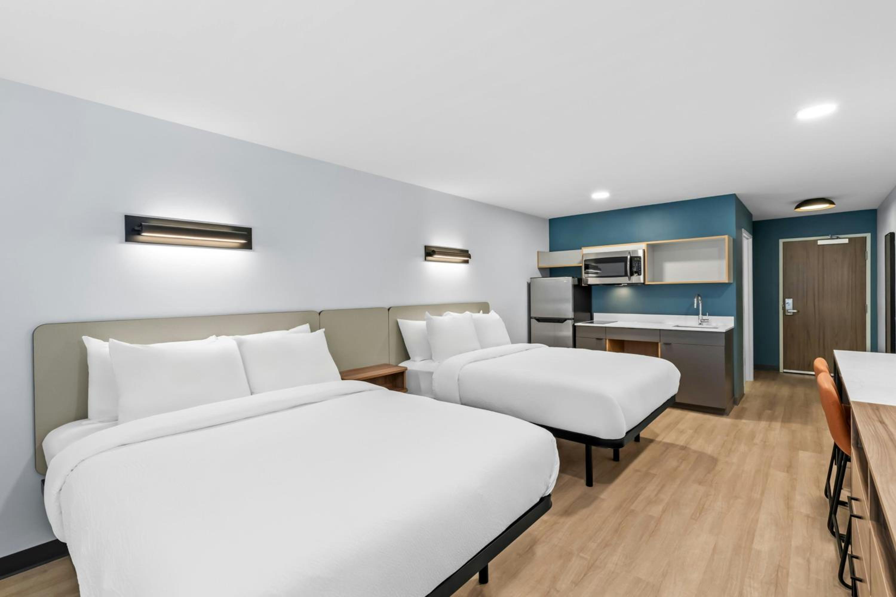 Queen Room with Two Queen Beds photo 2