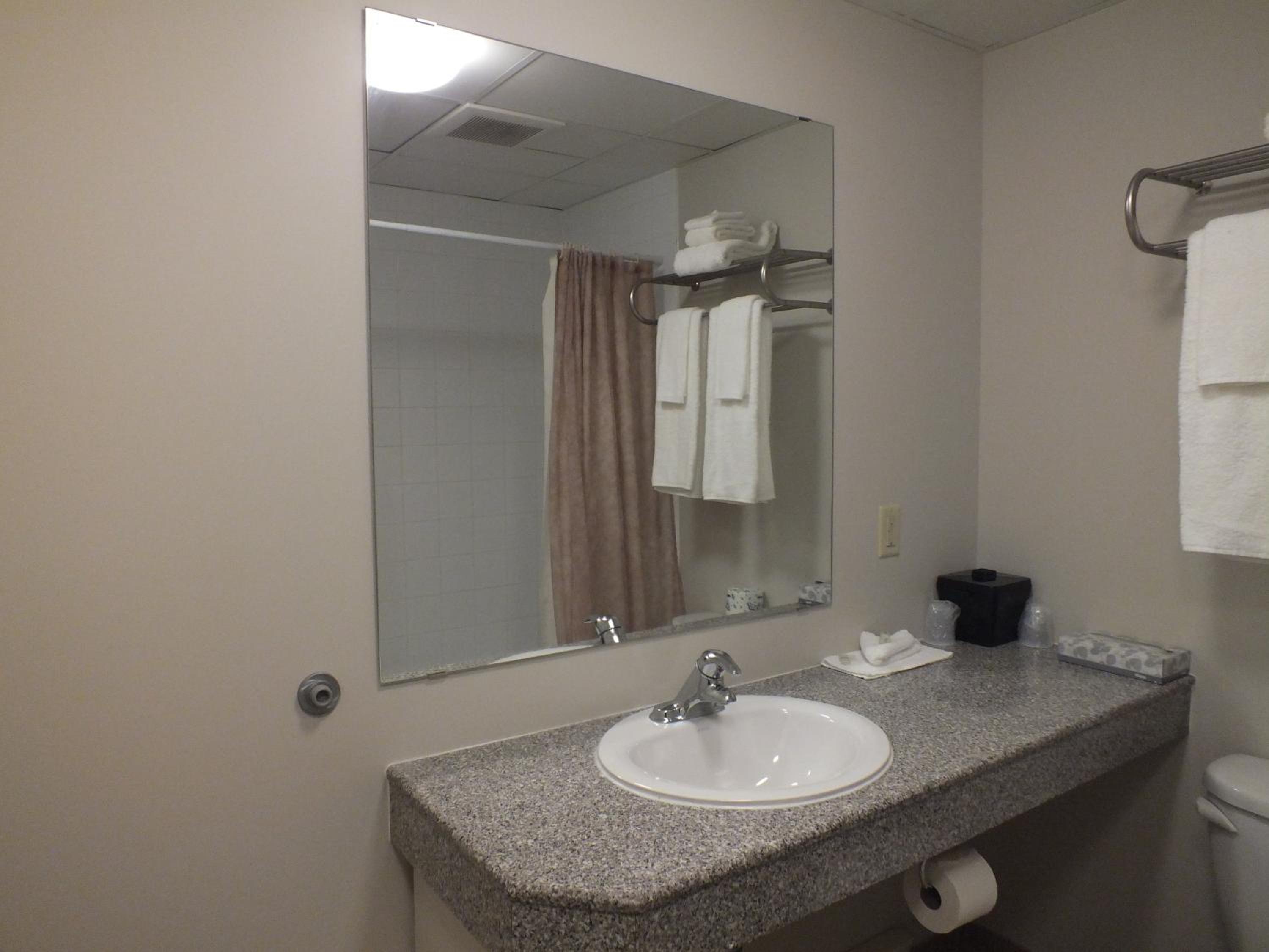 Standard Queen Room with Two Queen Beds Top Floor - Non Smoking/Top Floor photo 2