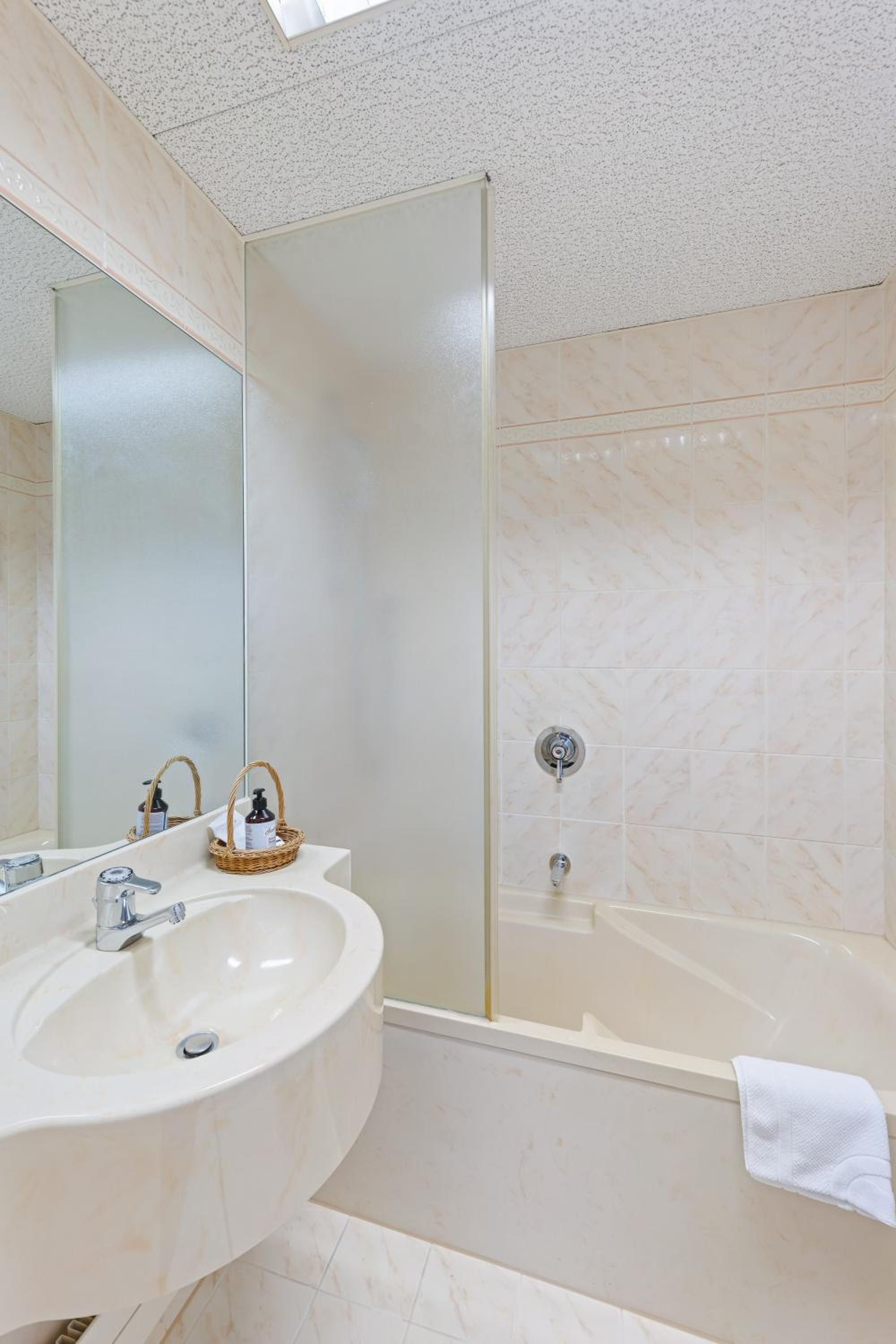 Double Room with Queen Size Bed and Garden View