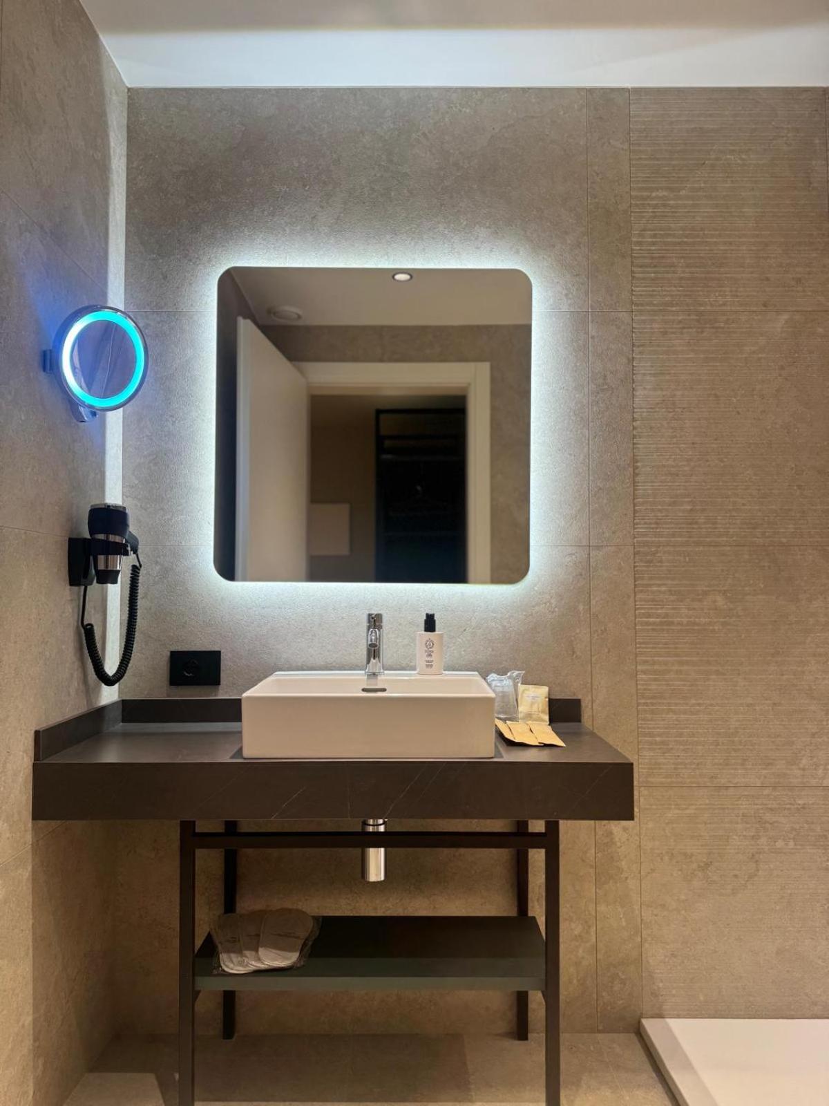 Deluxe Double Room with Shower