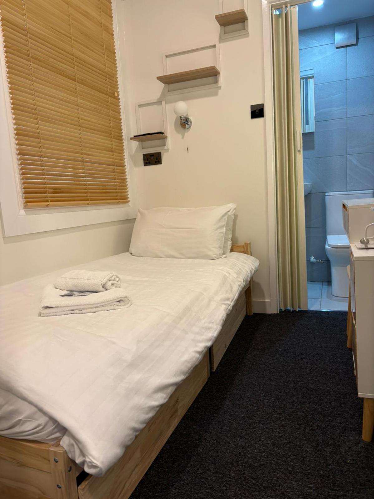 Single Room with Private Bathroom photo 1