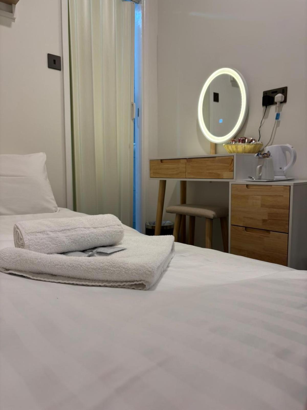 Single Room with Private Bathroom photo 2