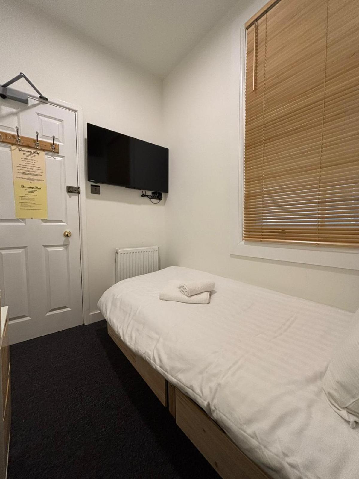 Single Room with Private Bathroom photo 3