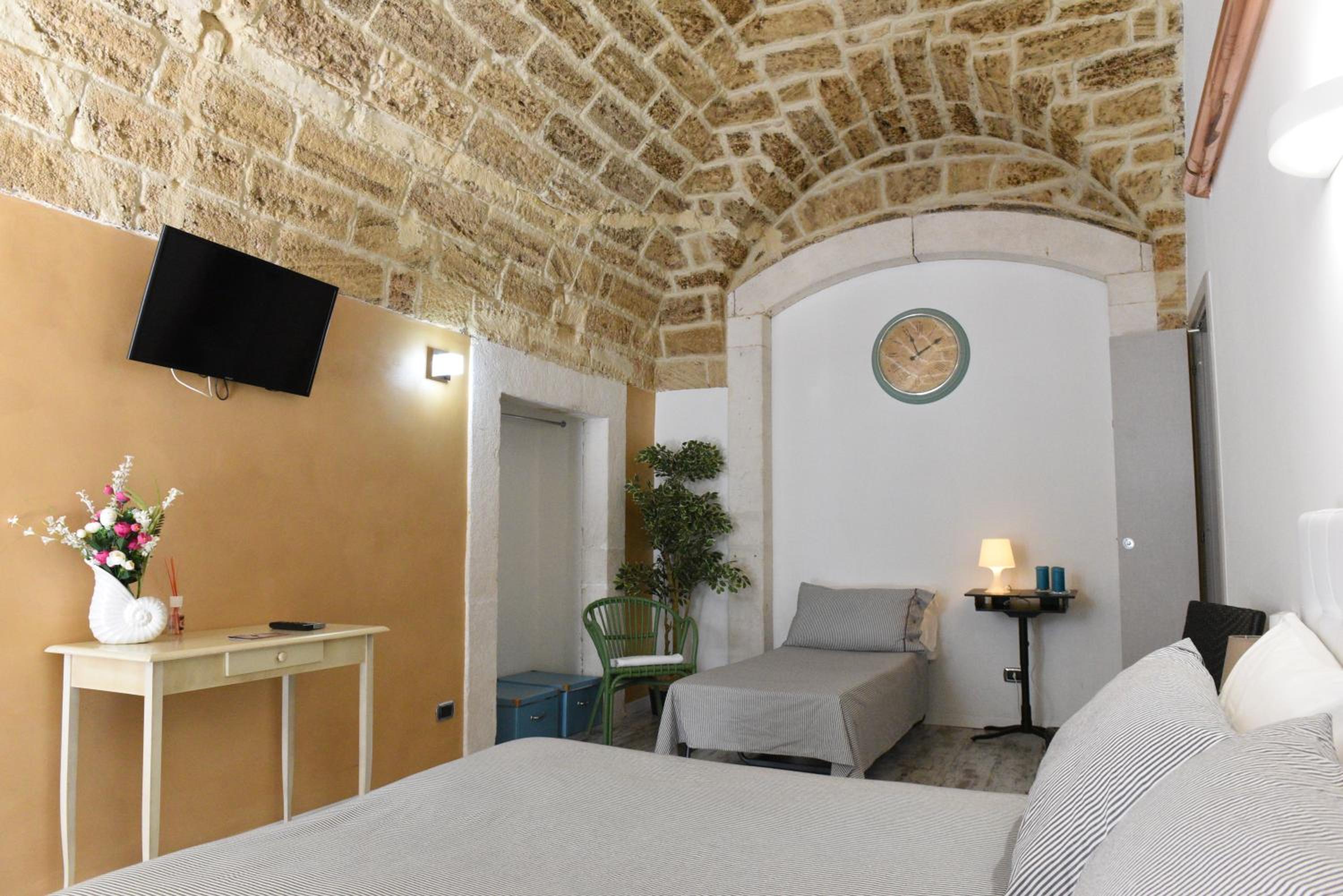 Large Double Room - Photo 3