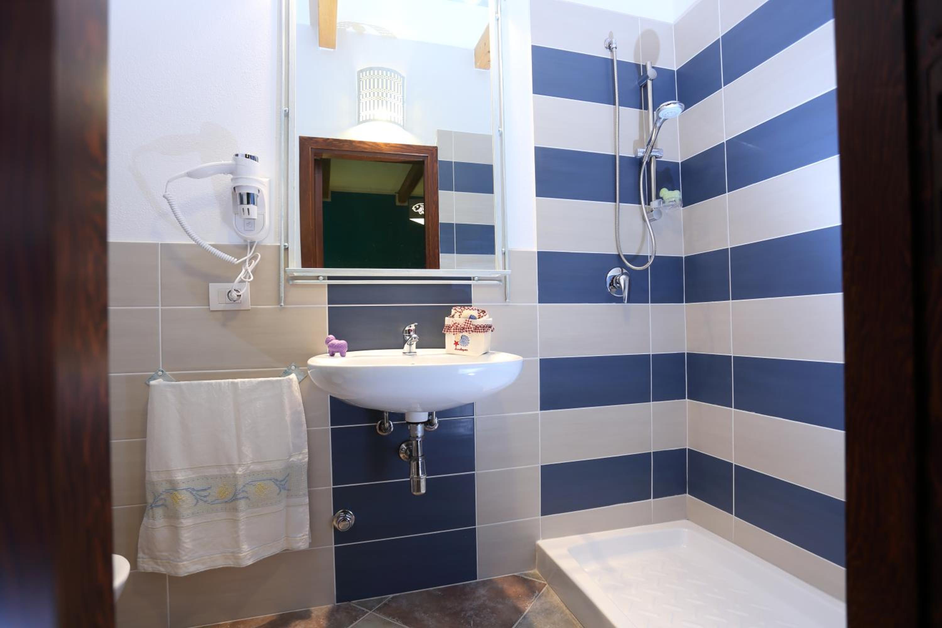 Double or Twin Room with Private Bathroom photo 2