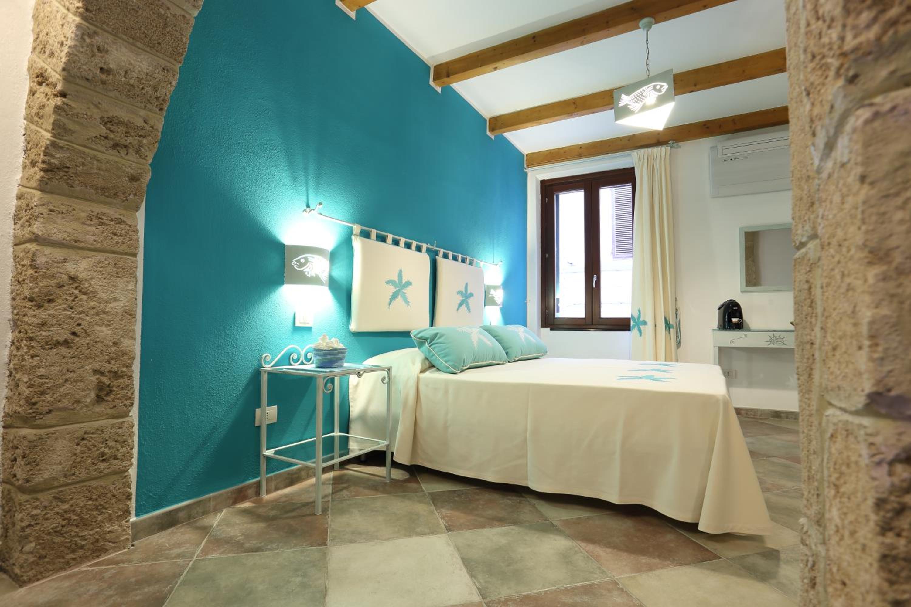 Double or Twin Room with Private Bathroom photo 3